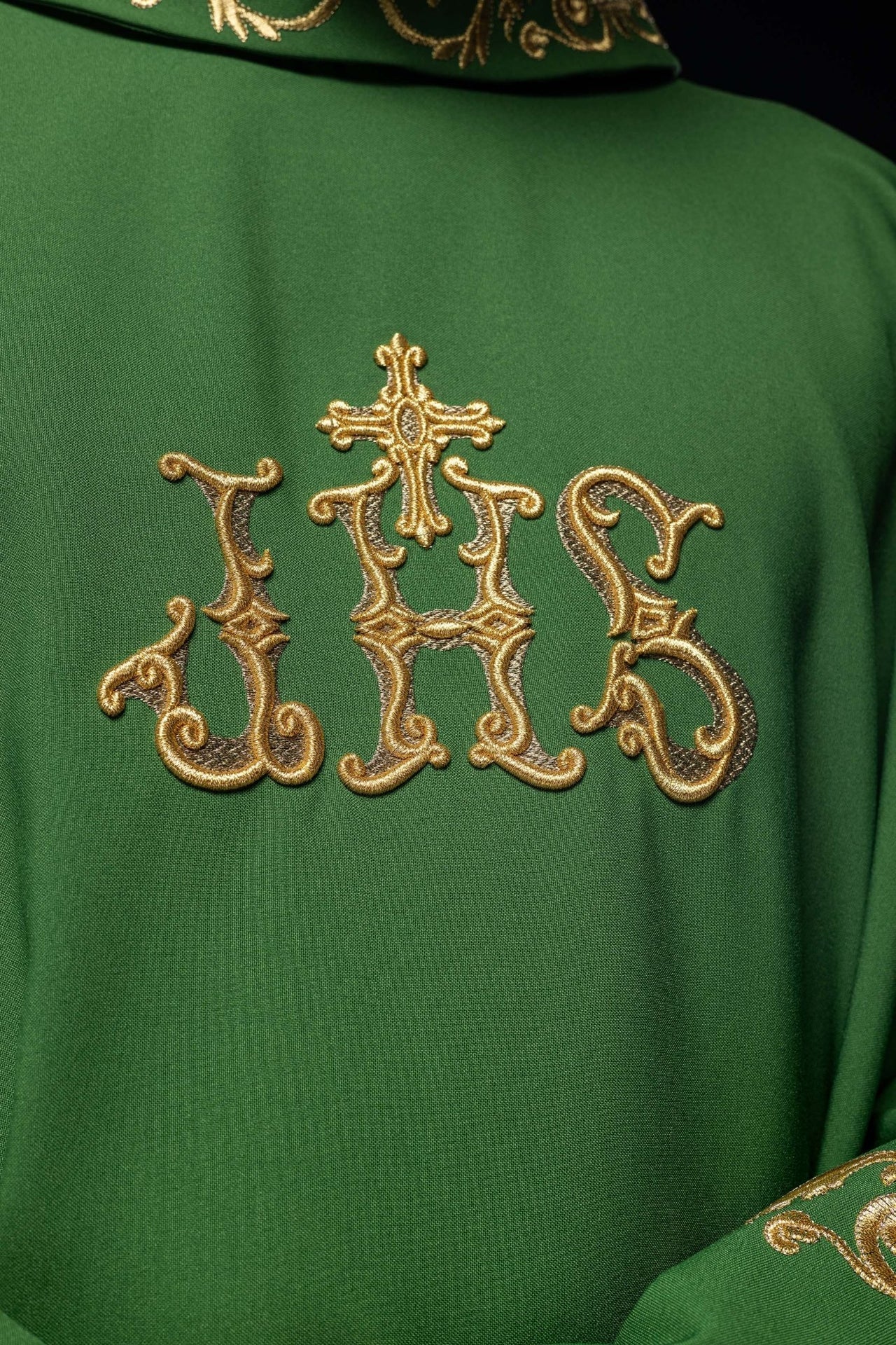 Grünes Messgewand mit goldener IHS-Stickerei und Zierborte - MESSGEWANDER.DE