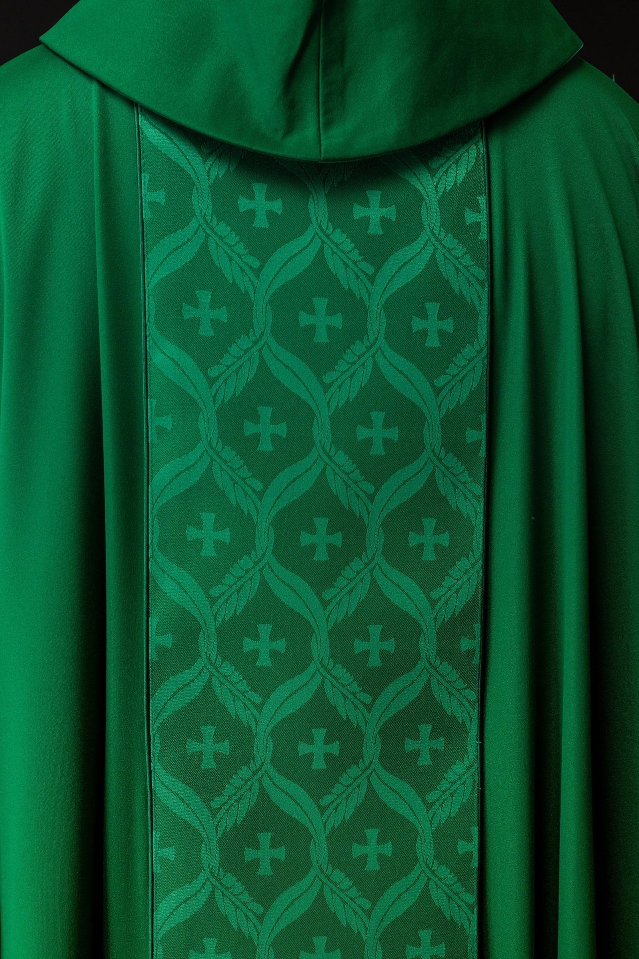 Grünes Messgewand mit Jacquard-Kreuzmuster - MESSGEWANDER.DE