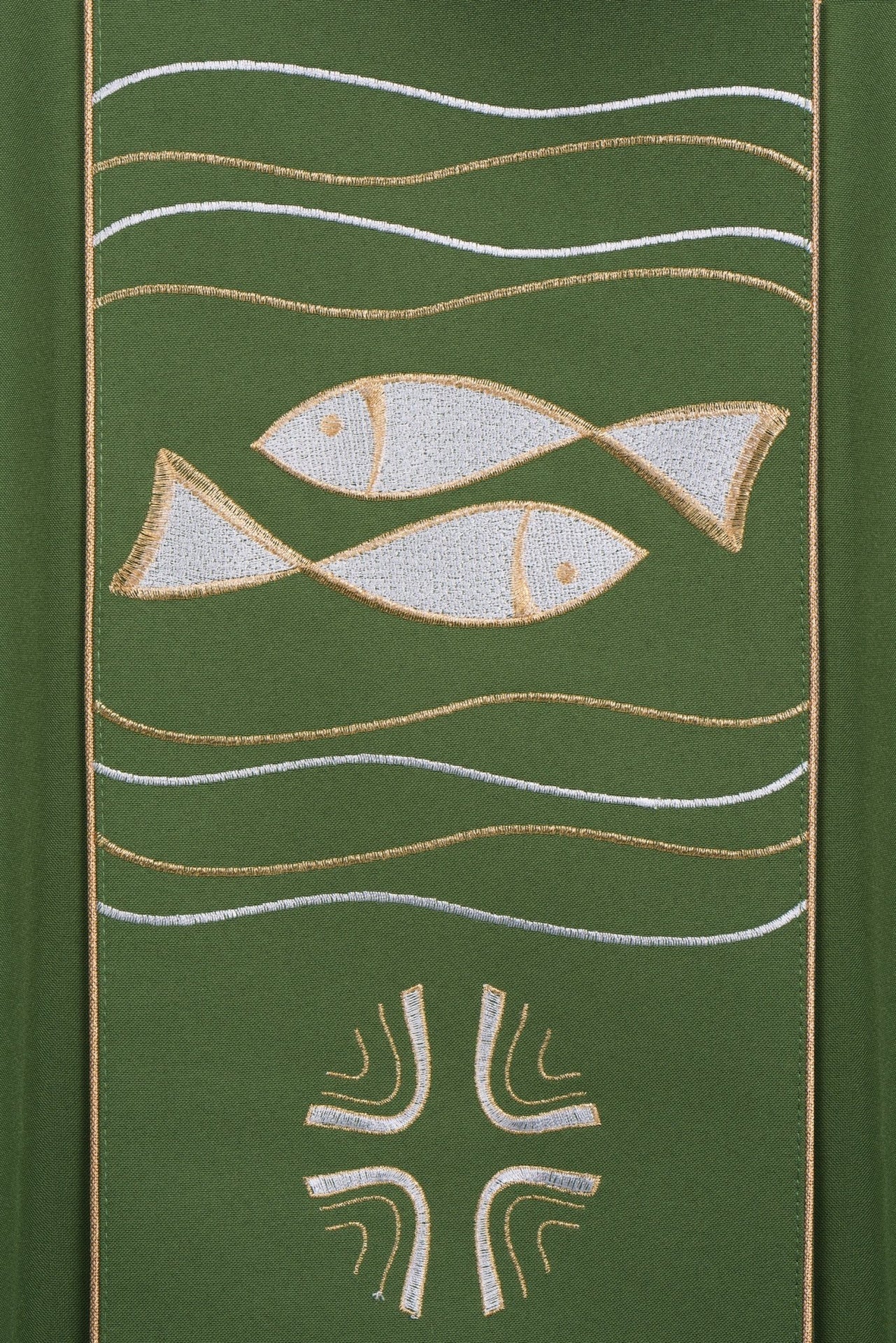 Grünes Messgewand mit Kreuz- und Fischstickerei - MESSGEWANDER.DE