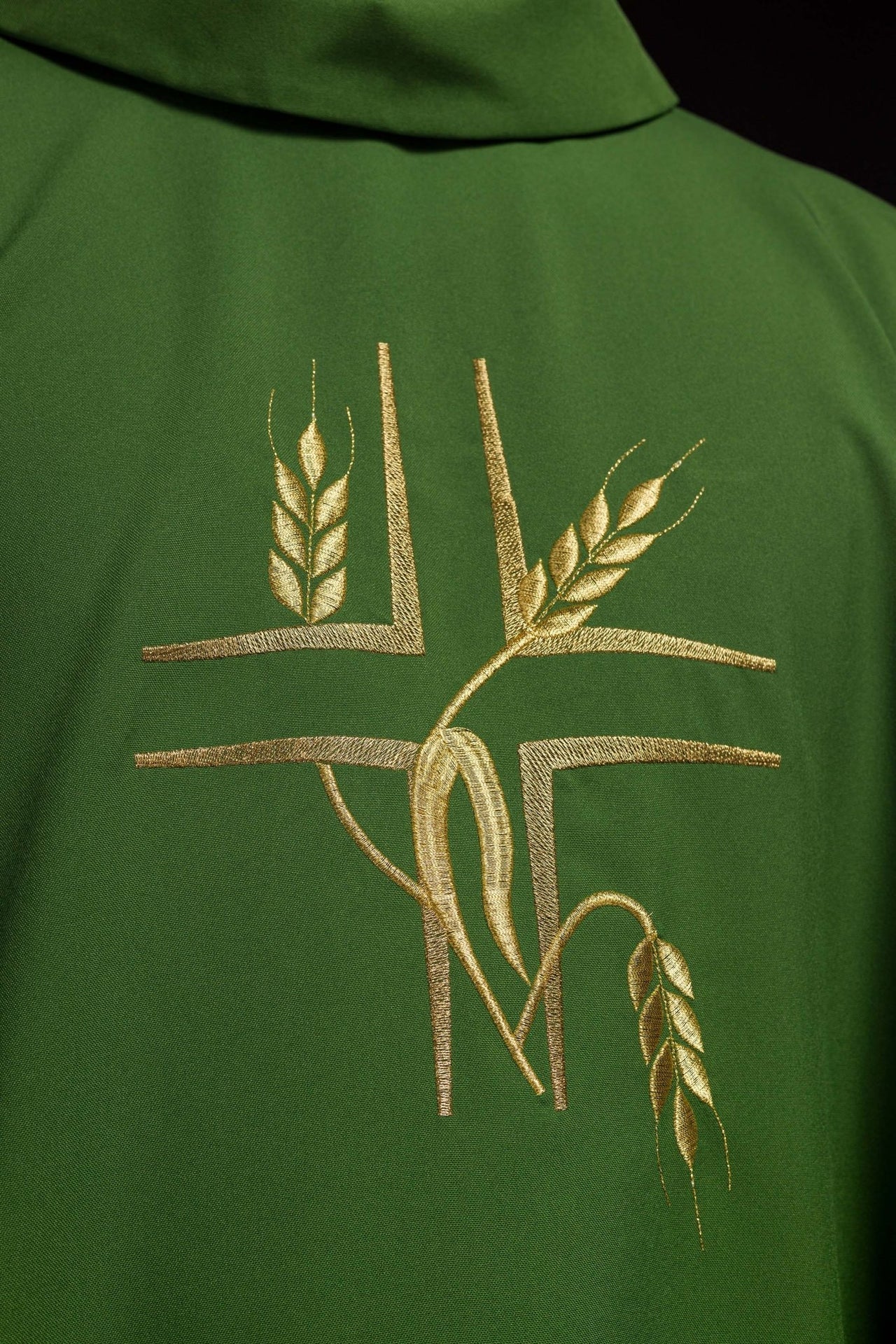 Grünes Messgewand mit Stickerei des Kreuzes und der Stacheln - MESSGEWANDER.DE
