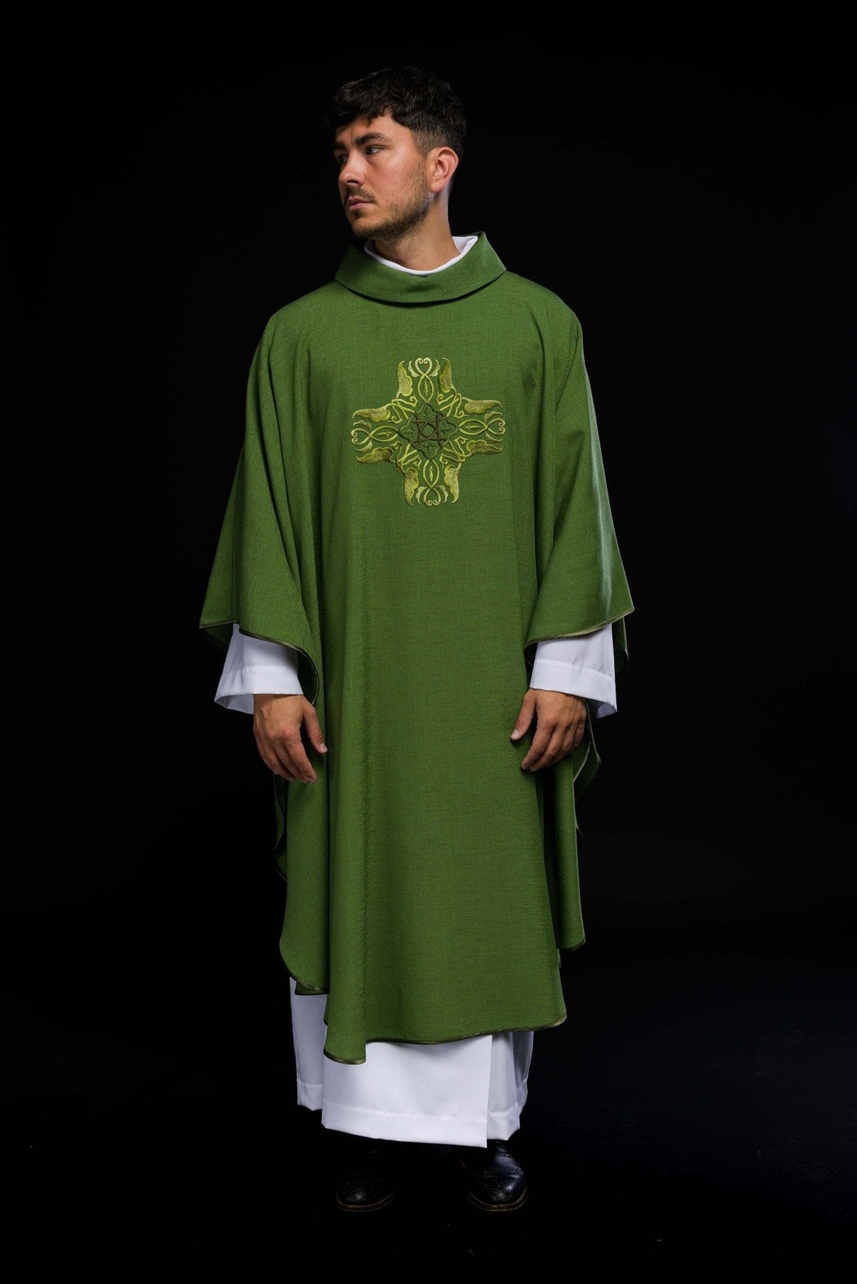 Messgewand in Grün, vollständige Vorderansicht mit Kreuzstickerei