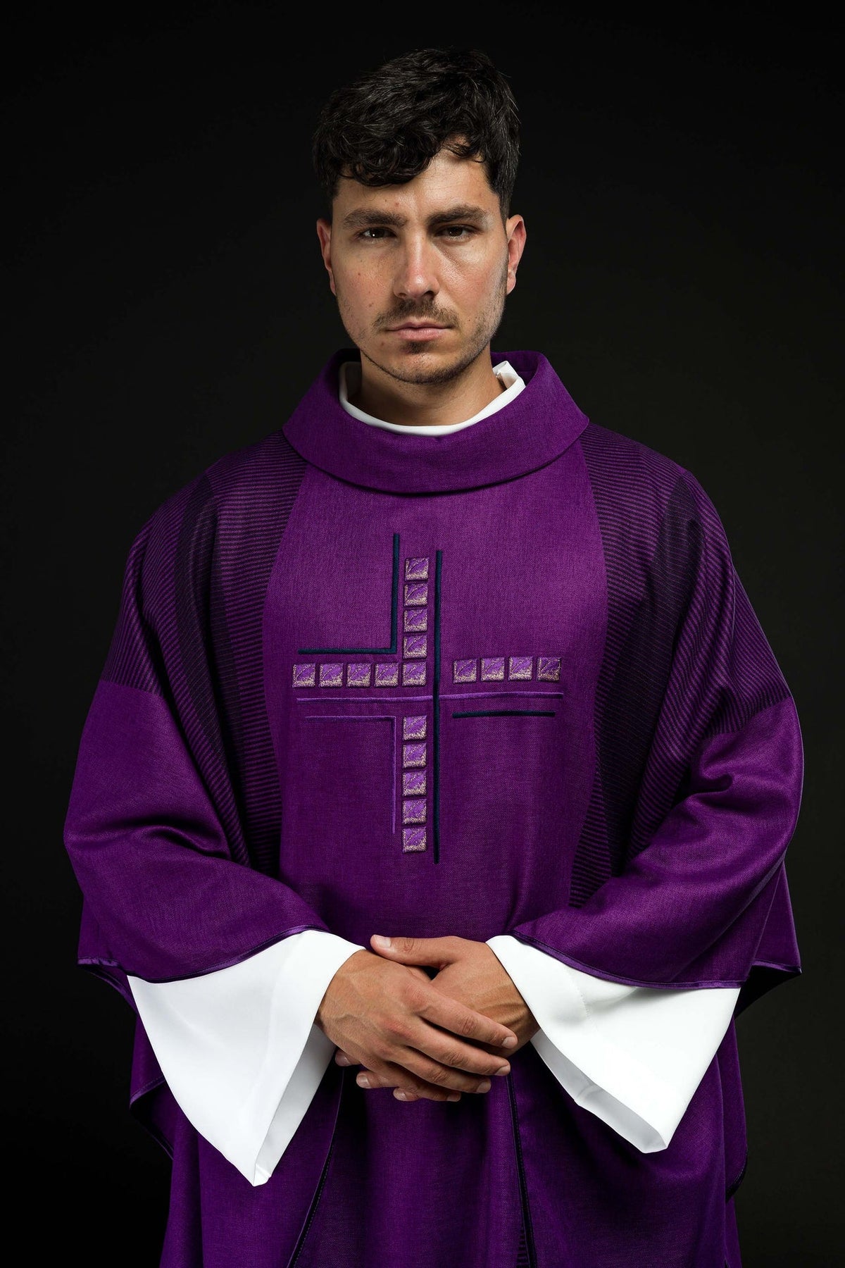 Lila Messgewand mit Kreuz, vordere Ansicht mit Kreuzmotiv und weiten Ärmeln