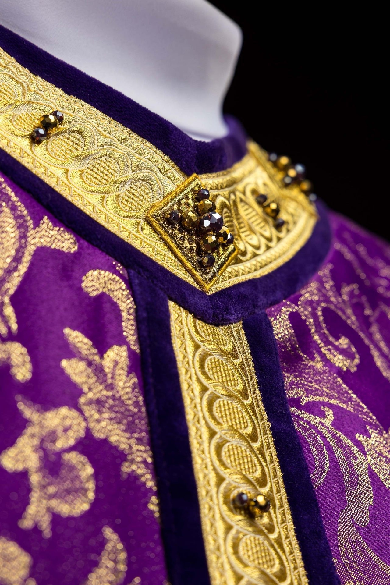 Handgefertigte Kasel mit natürlichen Steinen – Handmade 7003 - MESSGEWANDER.DE