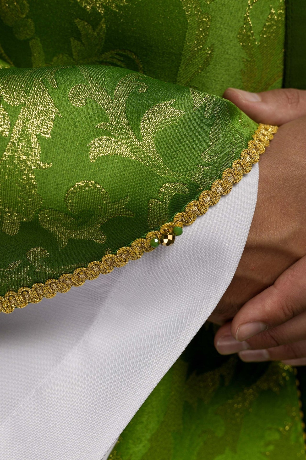 Handgefertigte Kasel mit natürlichen Steinen Handmade 7003 - MESSGEWANDER.DE
