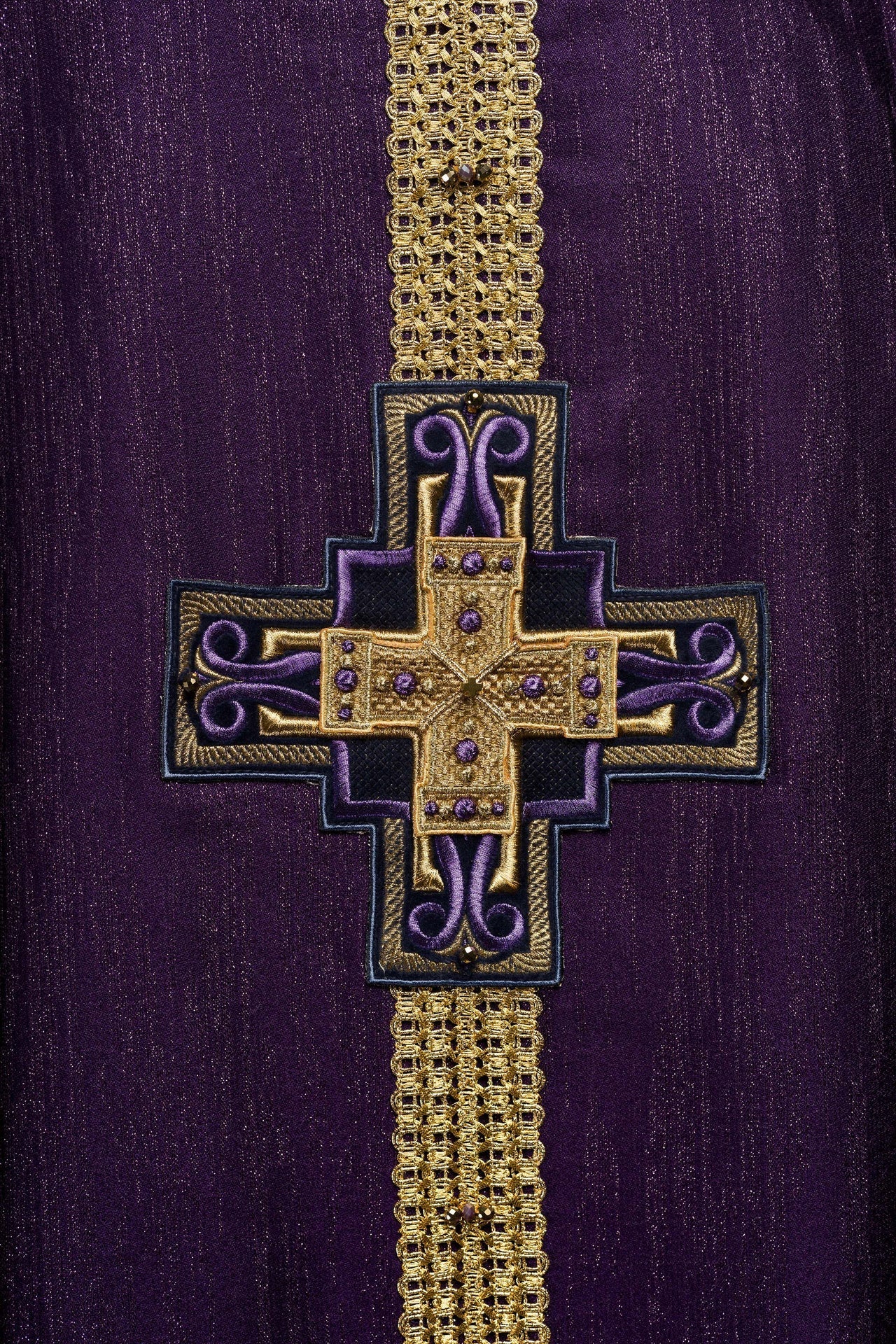 Handgefertigter Kasel mit natürlichen Steinen Handmade 7015 Violett - MESSGEWANDER.DE