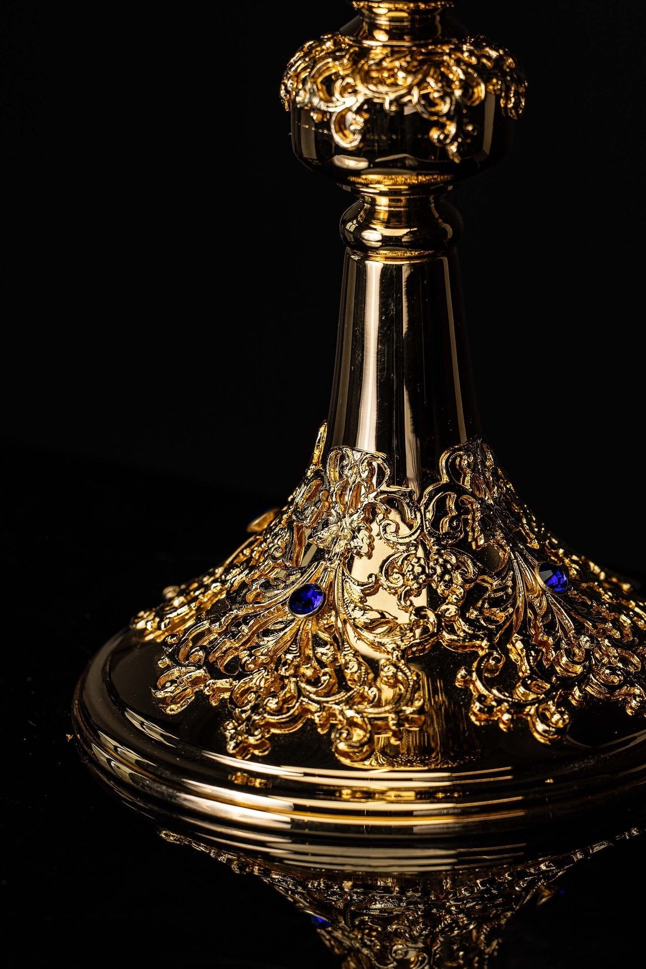 Handgefertigtes vergoldetes Ziborium mit Saphirverzierung - MESSGEWANDER.DE