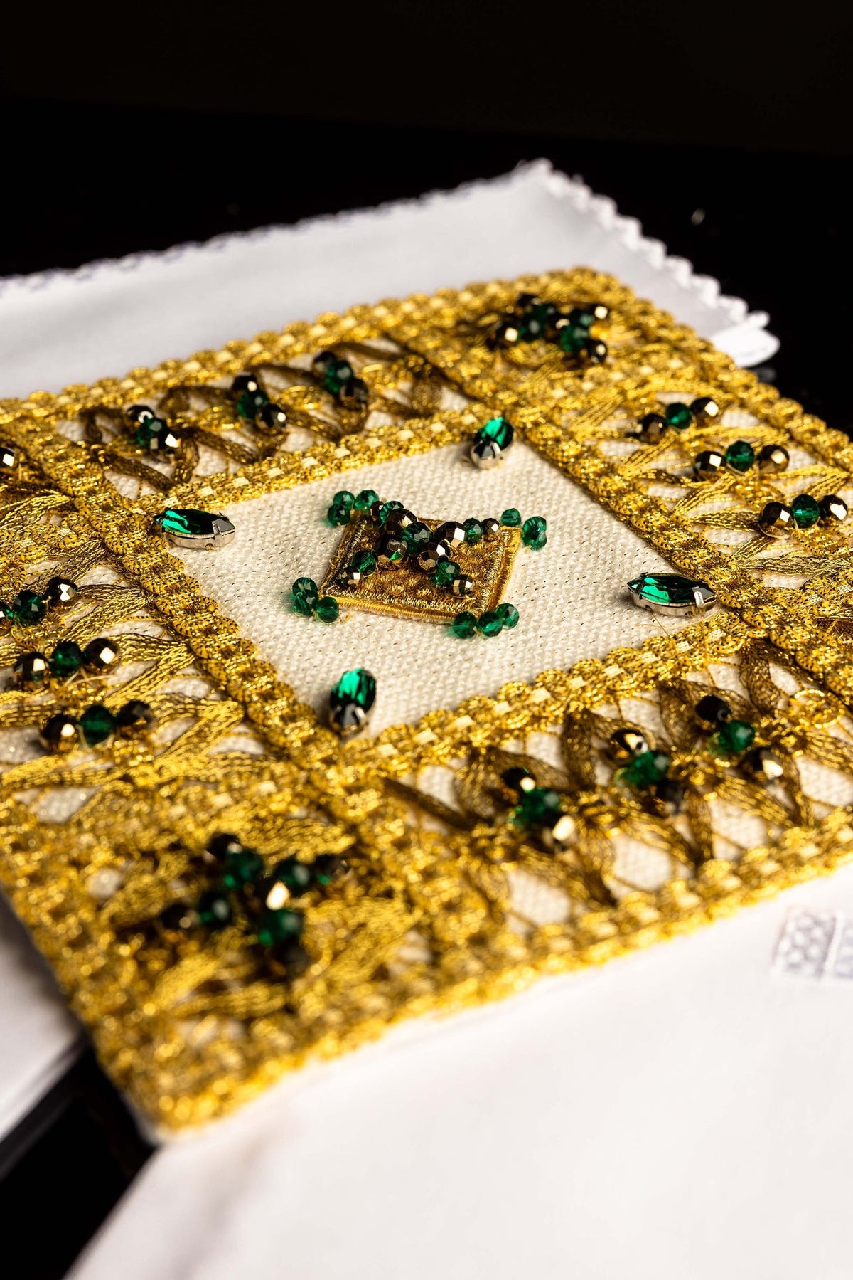 Kelchwäsche-Set mit Natursteinen, Nahaufnahme des goldenen Mittelmotivs mit grünen und schwarzen Steinen