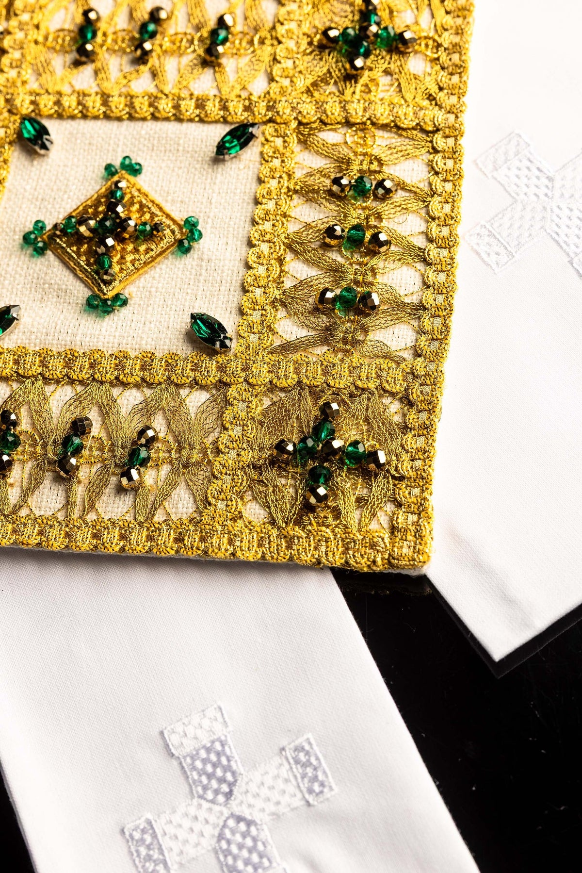 Kelchwäsche-Set, Detailansicht der goldenen Durchbruchbordüre und des weißen Tuchs mit Kreuz