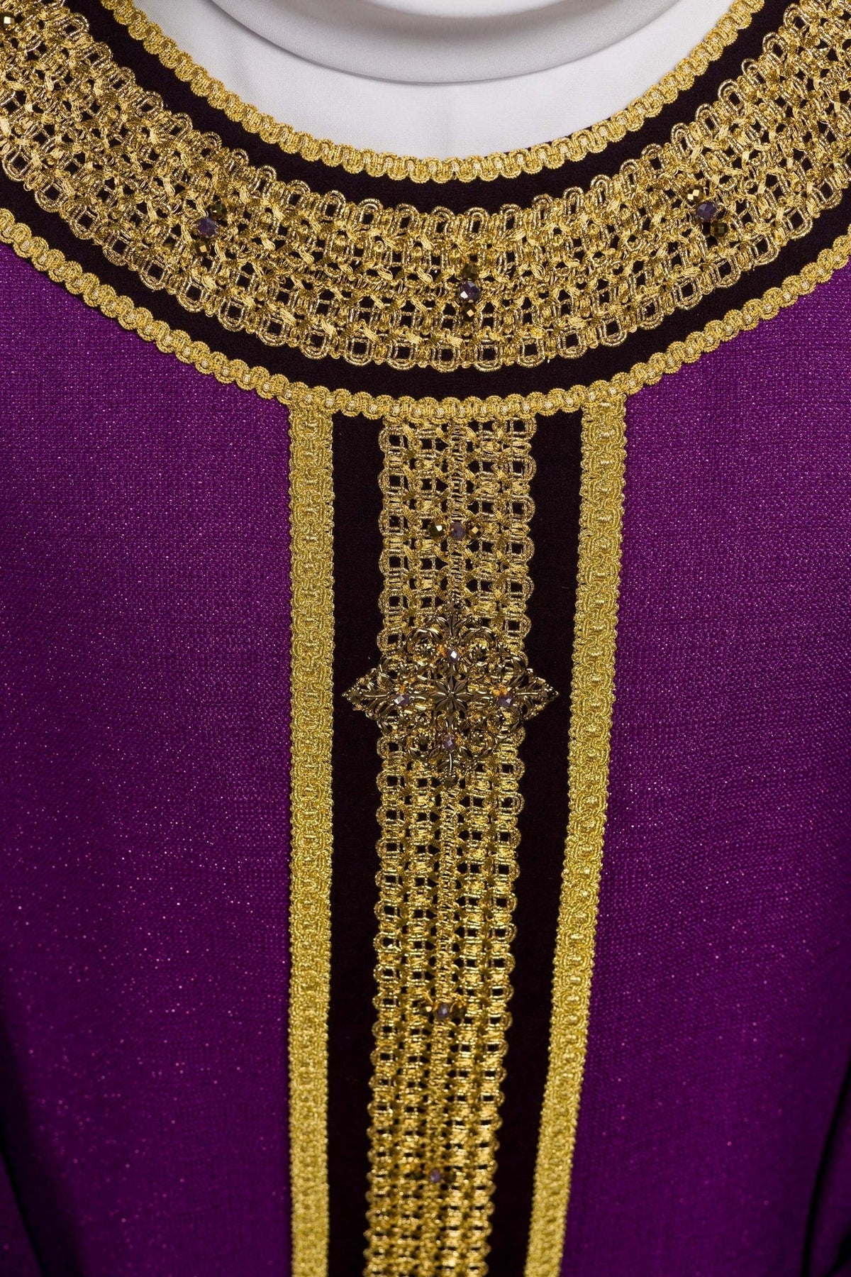 Kasel im Detail: goldene florale Schmuckapplikation auf der Mittelborte