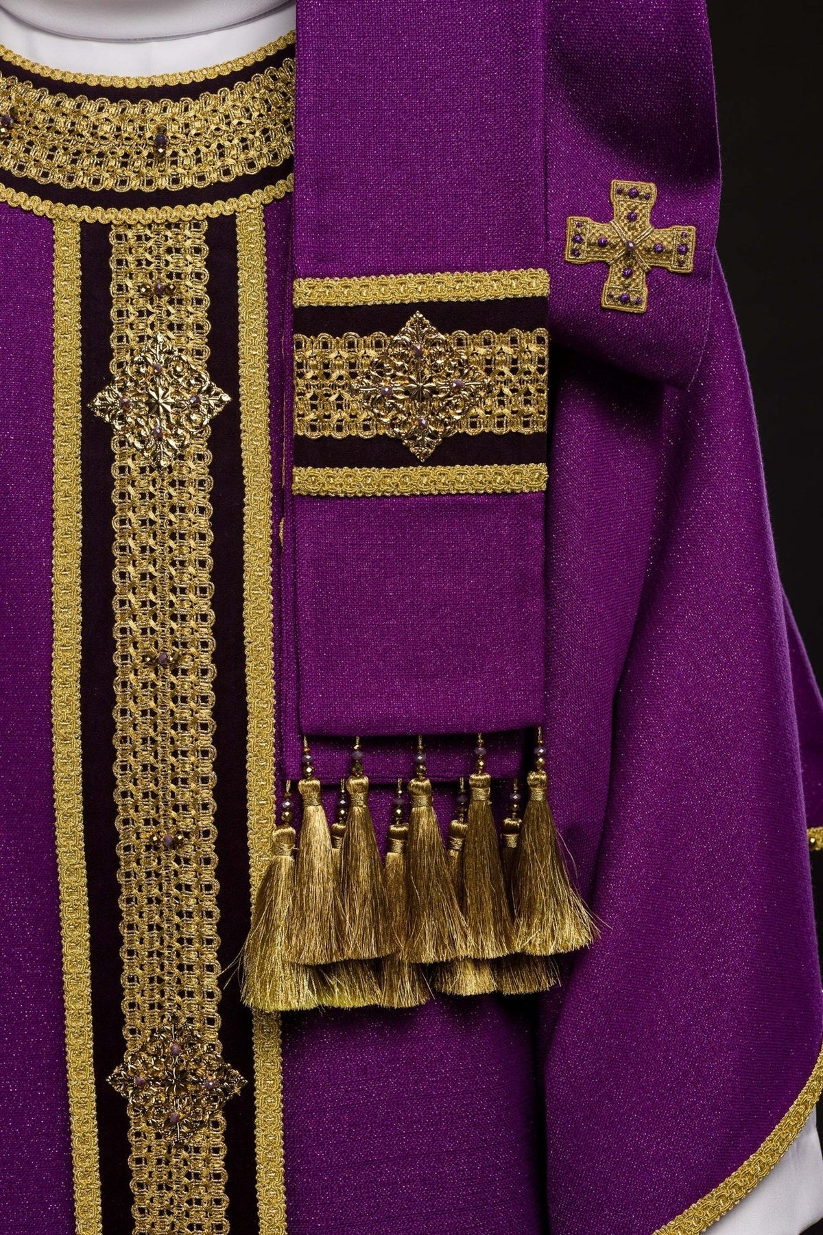 Kasel mit goldener Borte, Schmuckkreuz und Quasten am Ärmel