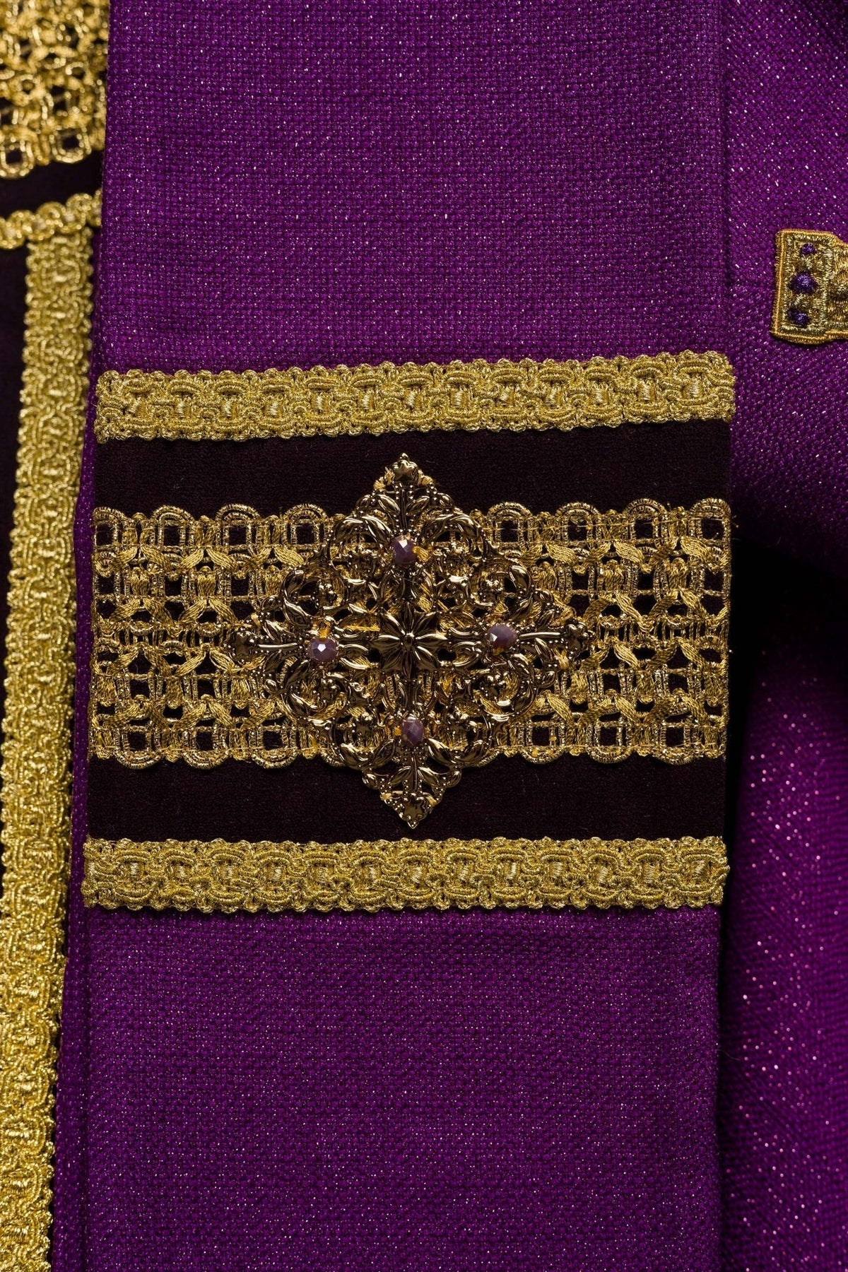Kasel im Detail: goldene Quasten und Schmucksteine am Ärmel