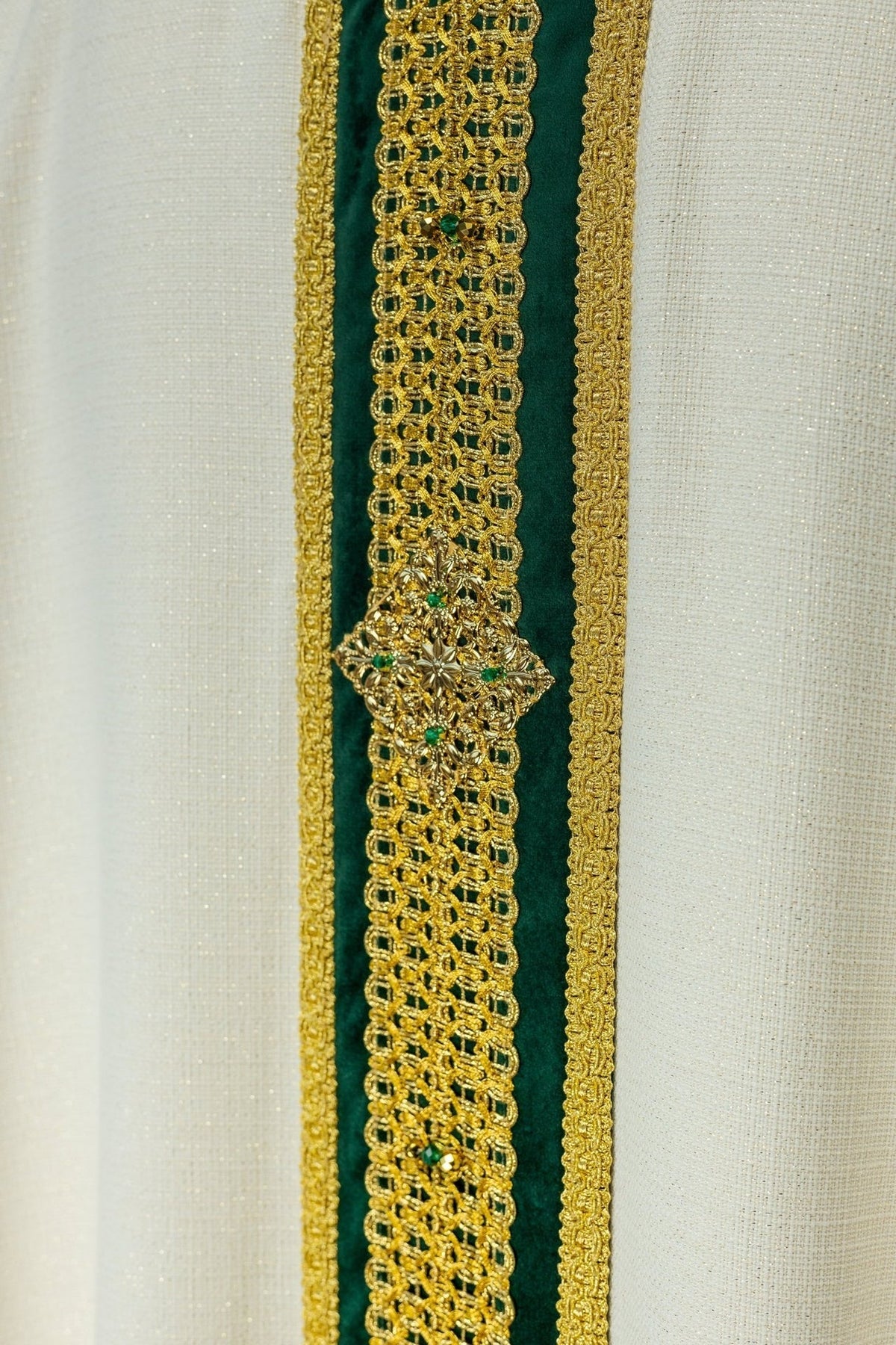 Messgewand mit Natursteinen, Rückansicht mit durchgehender grün-goldener Mittelborte