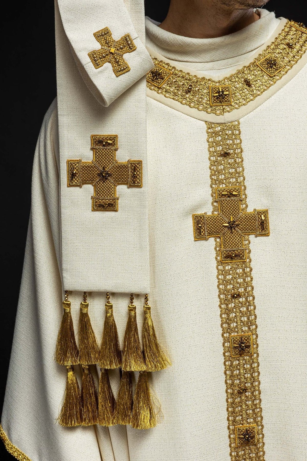Messgewand, Ecru, Vorderdetail mit Kreuzornamenten und goldenen Quasten