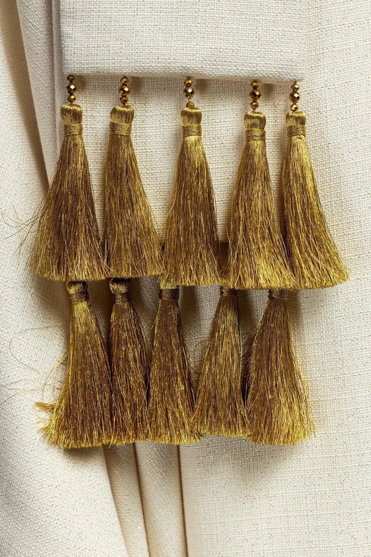 Handgefertigtes Messgewand mit natürlichen Steinen, Detail der goldenen Quasten