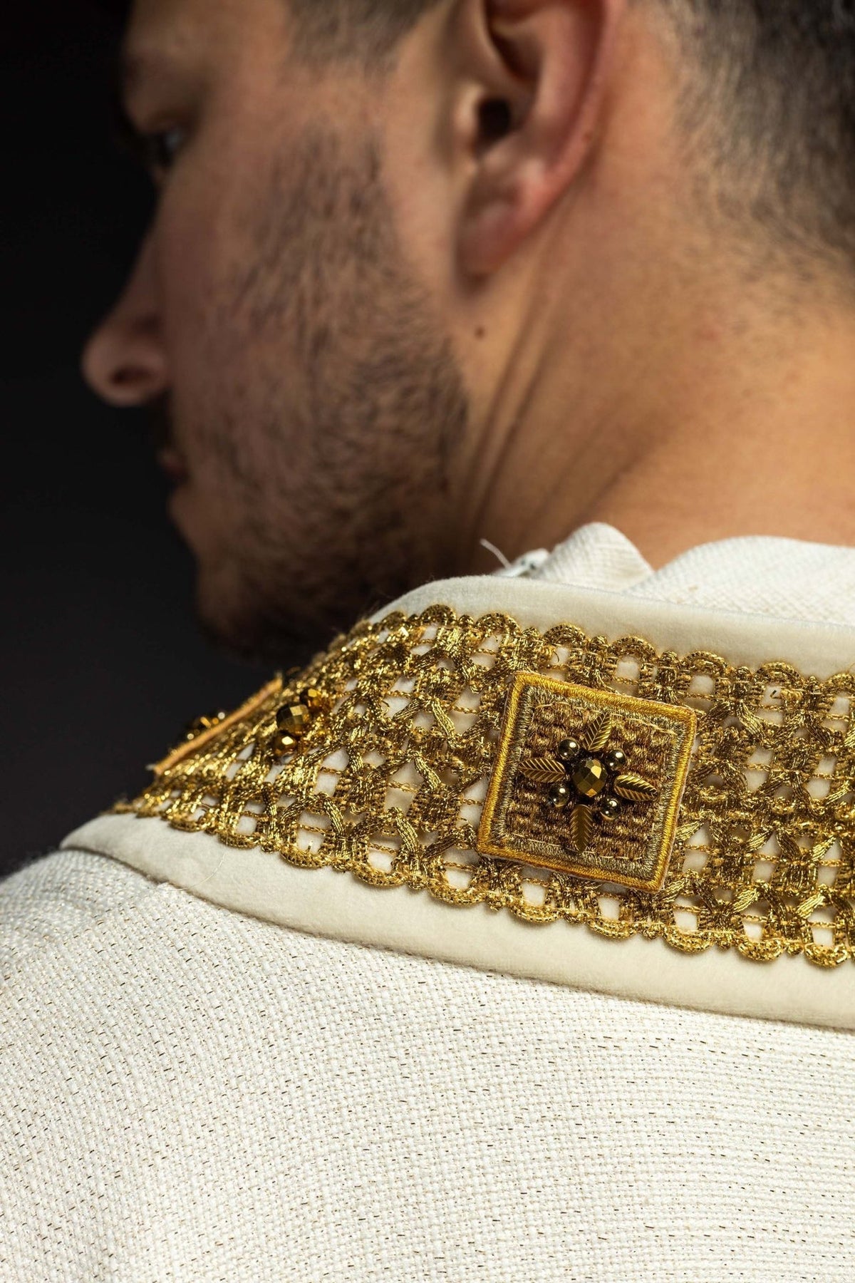 Messgewand, Ecru, Rückansicht mit goldener Kragen- und Mittelborte