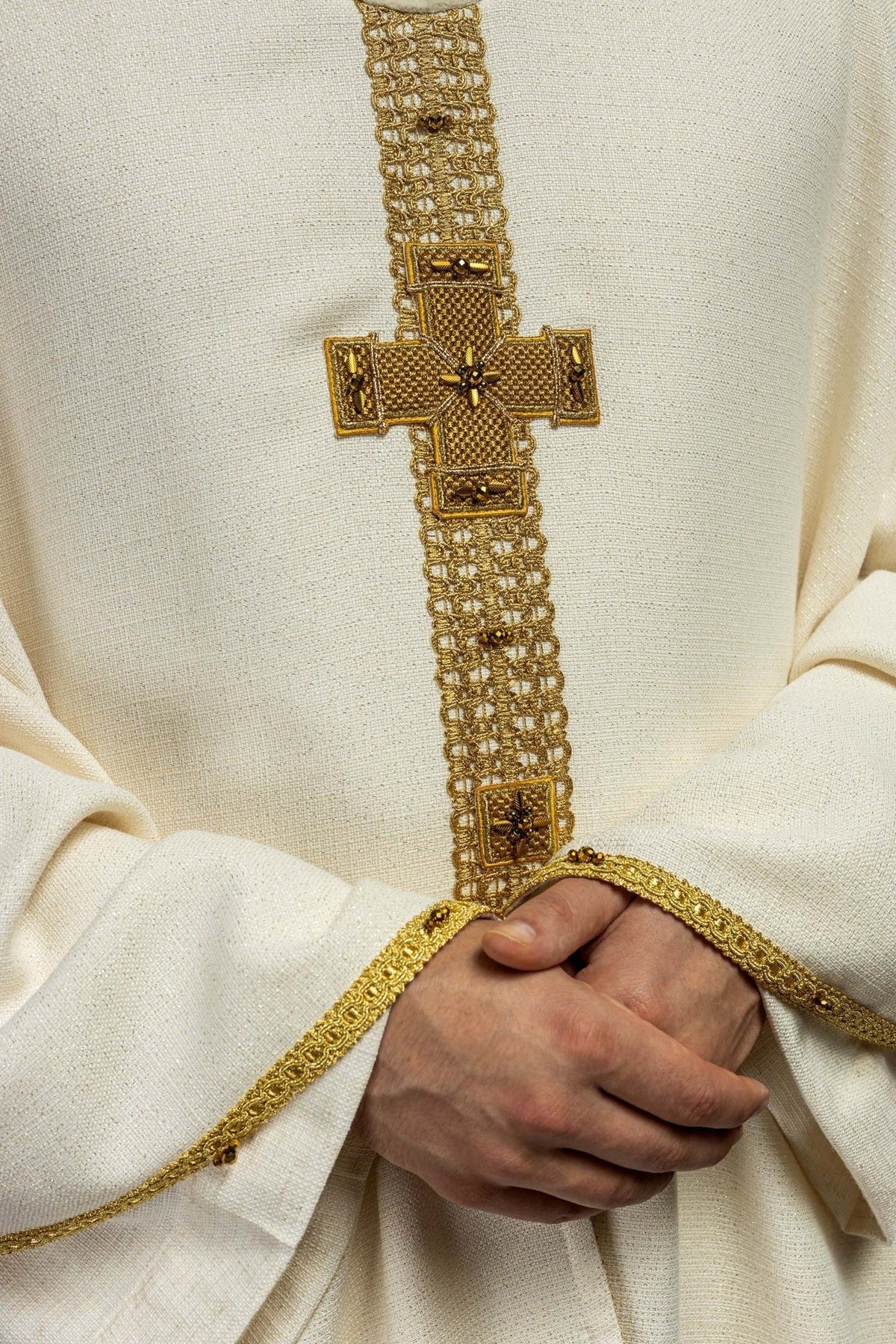 Messgewand, Ecru, seitliche Nahaufnahme der goldenen Kragenborte mit Steinen