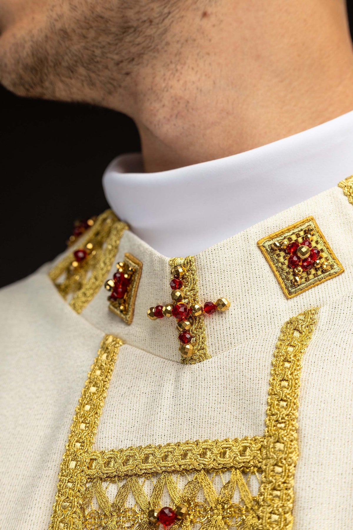 Messgewand mit Natursteinen, Detail des goldverzierten Kragens mit rotem Kreuz
