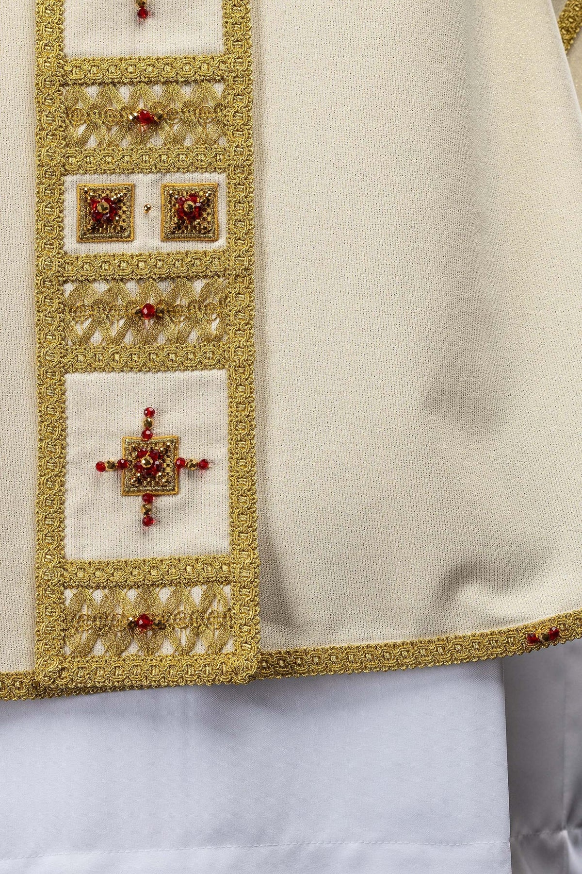 Messgewand mit Natursteinen, Detail des cremefarbenen Ärmels mit goldener Einfassung