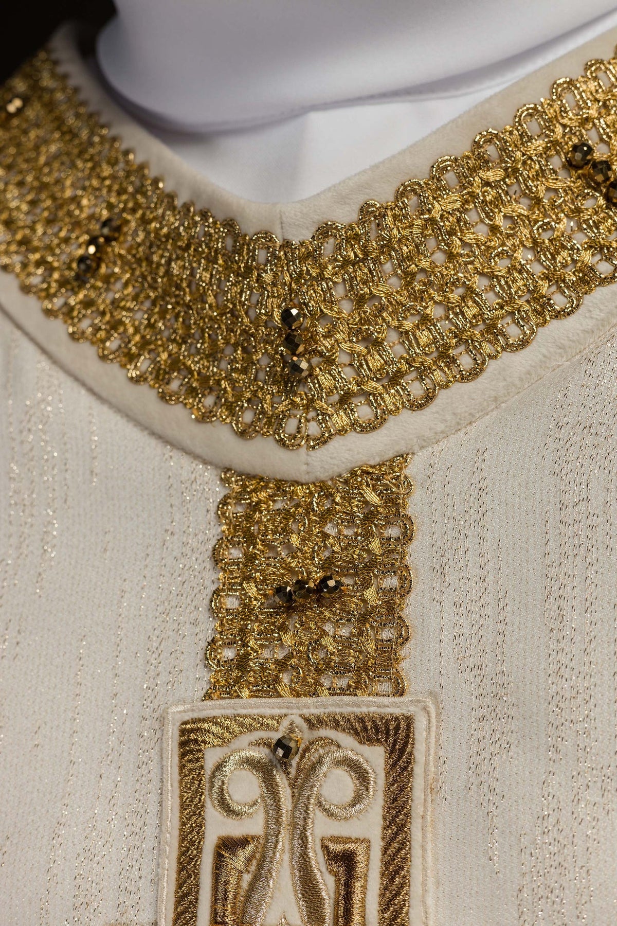 Handgefertigte Kasel mit natürlichen Steinen, Detail der goldenen Halsborte mit Steinen