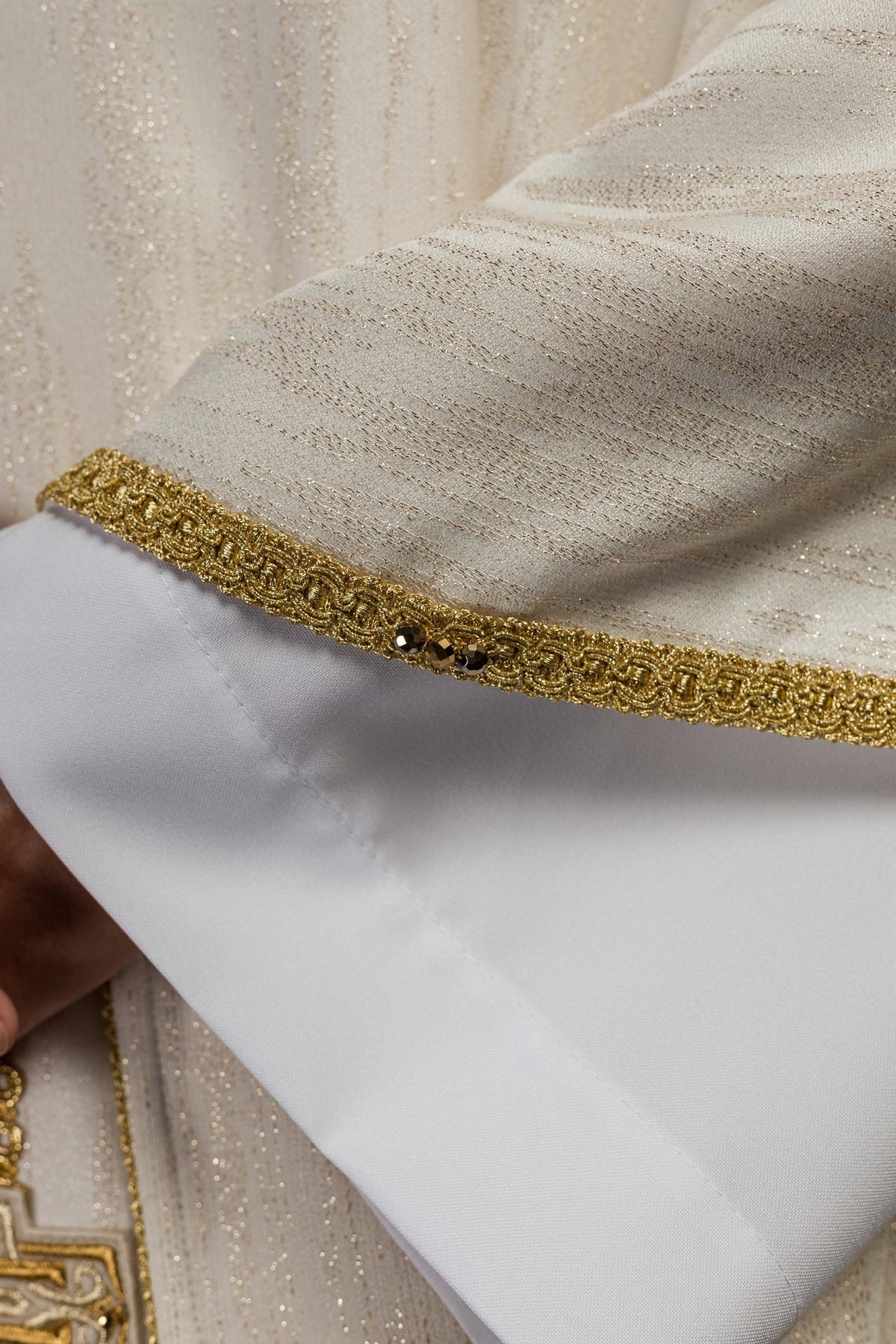 Handgefertigte Kasel mit natürlichen Steinen, ecrufarbener Stoff mit goldener Saumborte