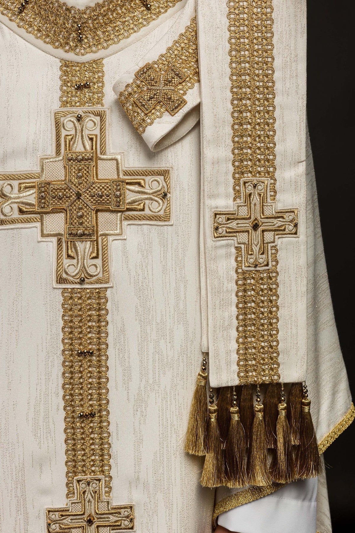 Handgefertigte Kasel mit natürlichen Steinen, Seitenansicht mit goldenen Quasten