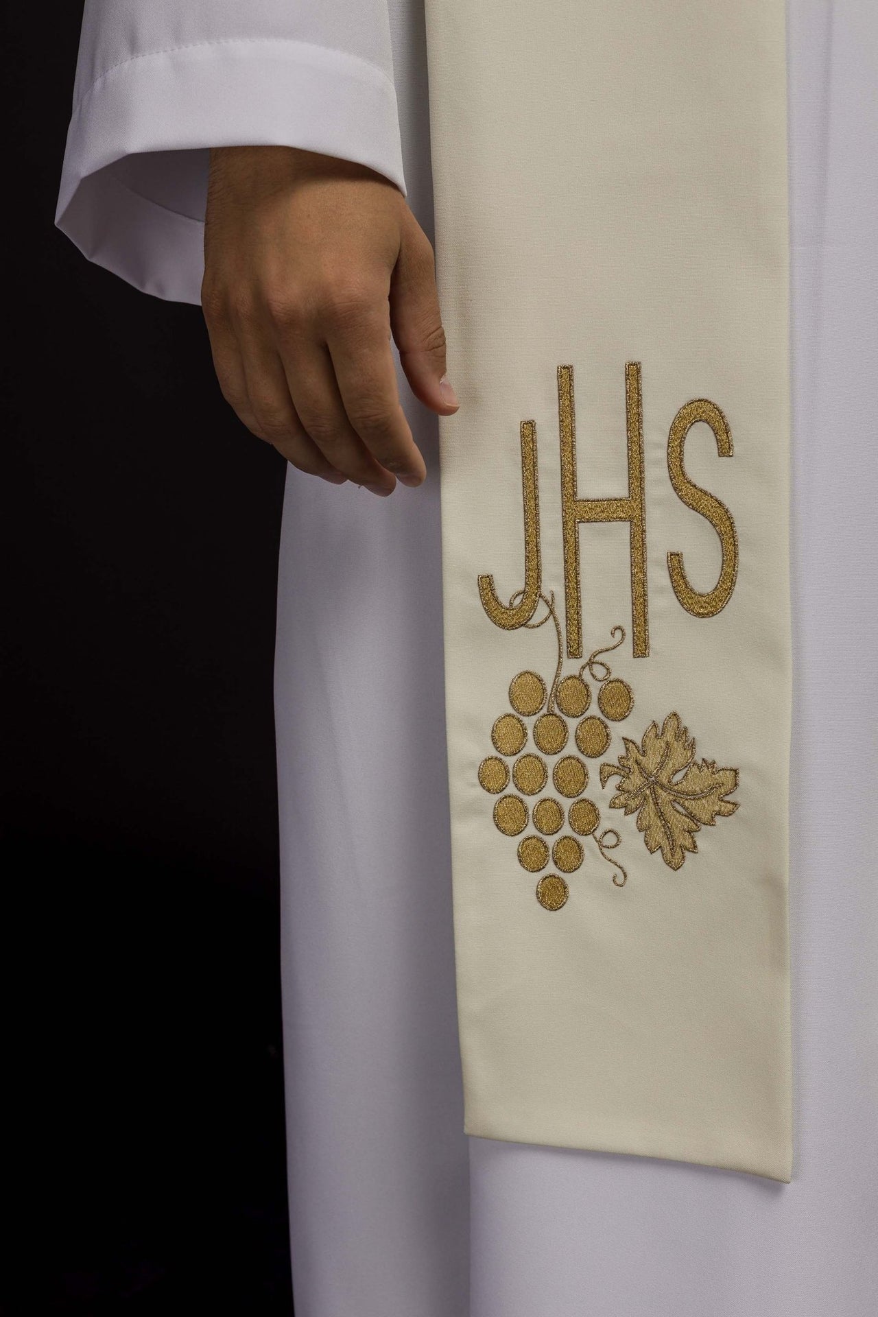 IHS bestickte Priesterstola mit ecrufarbenen Trauben - MESSGEWANDER.DE