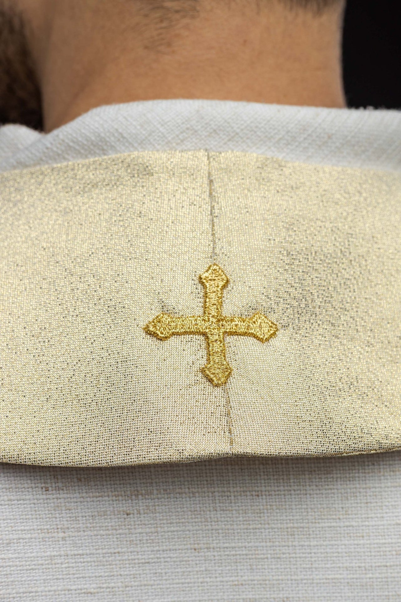IHS bestickte Stola in Gold - MESSGEWANDER.DE