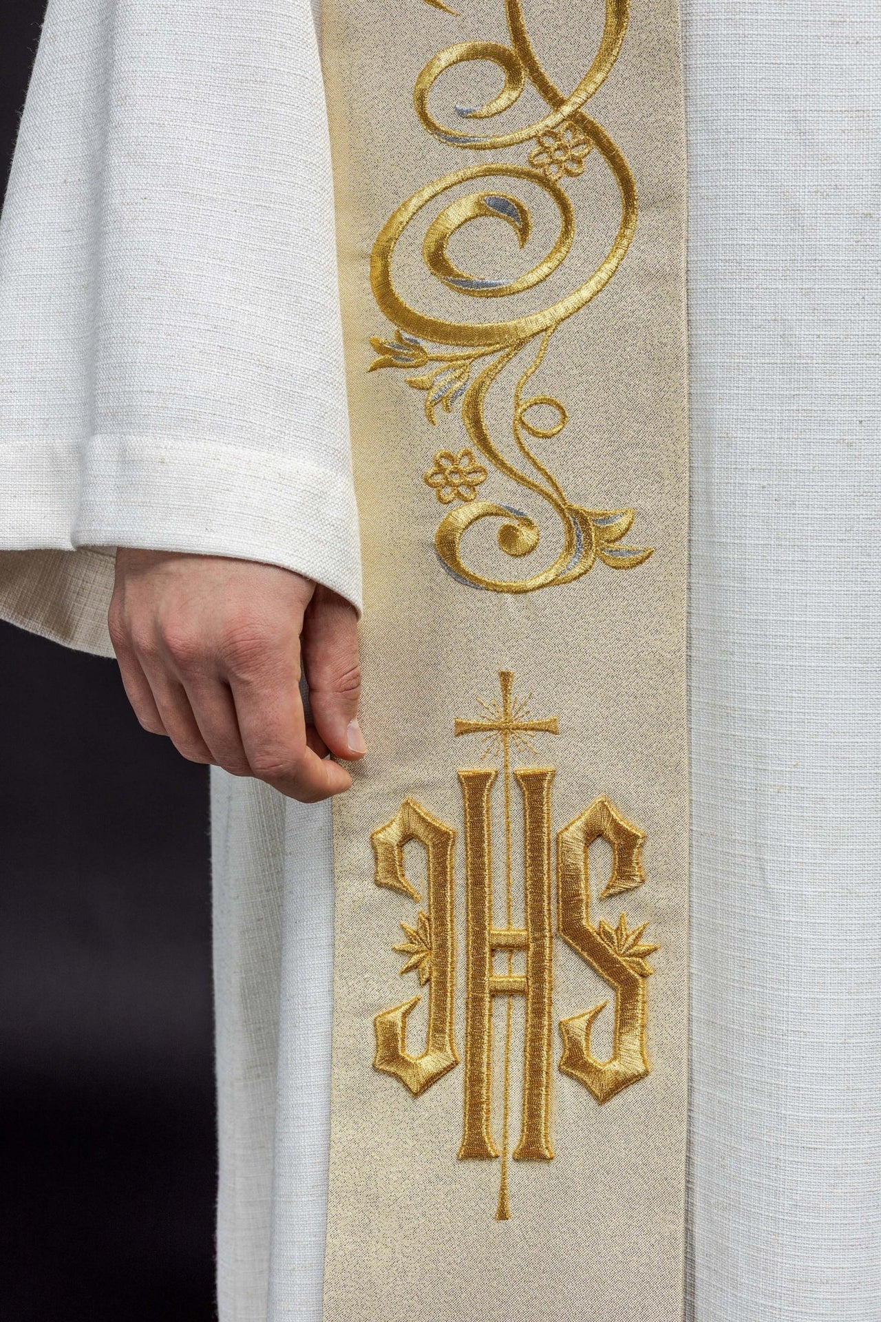IHS bestickte Stola in Gold - MESSGEWANDER.DE