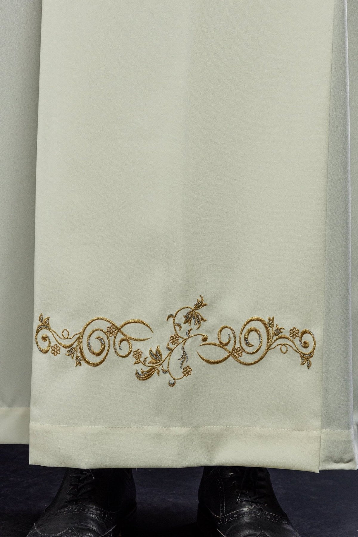 Priestergewand Ecru, Nahaufnahme der goldenen Stickerei am Saum