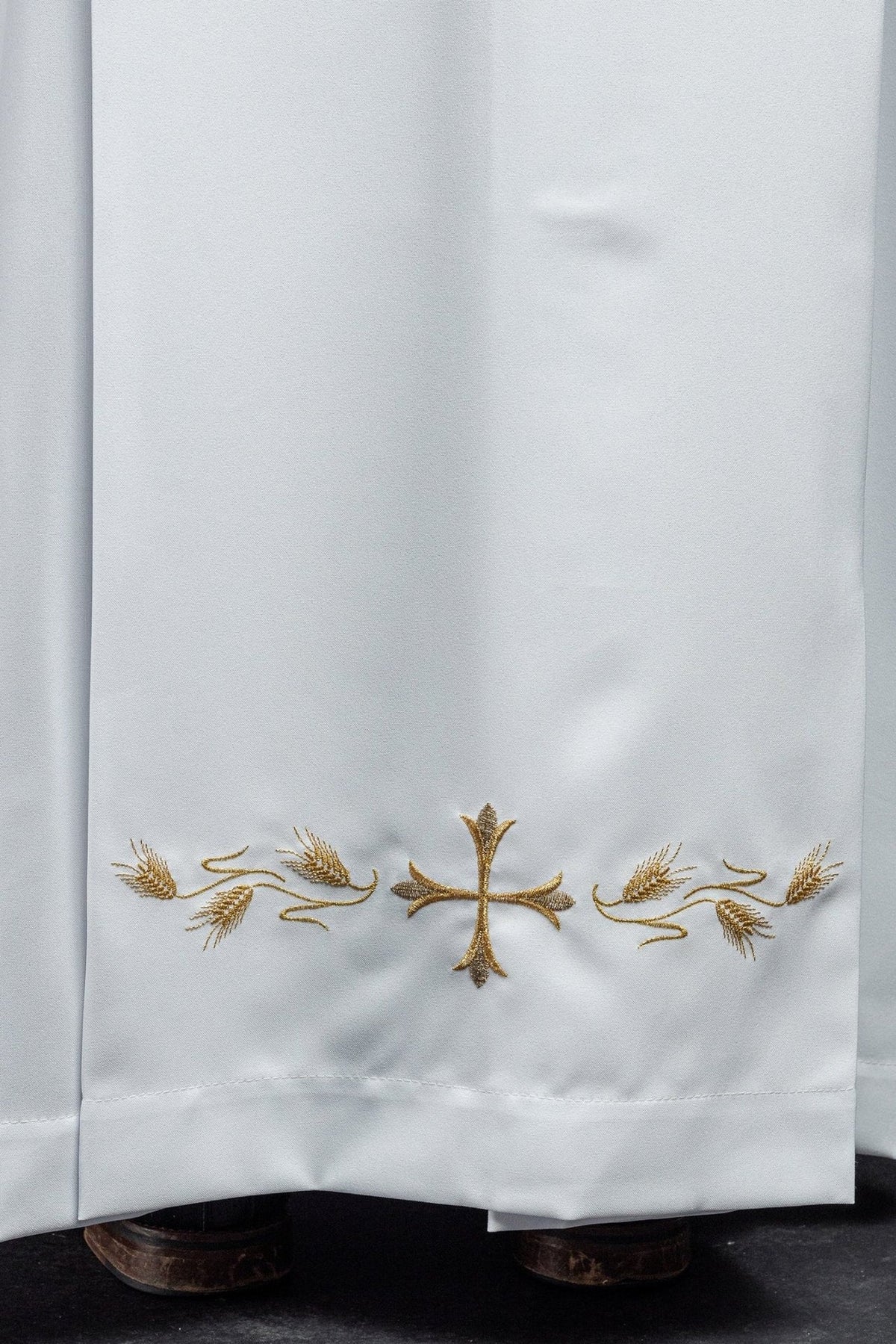 Priestergewand mit goldener Kreuz- und Ährenstickerei am unteren Saum