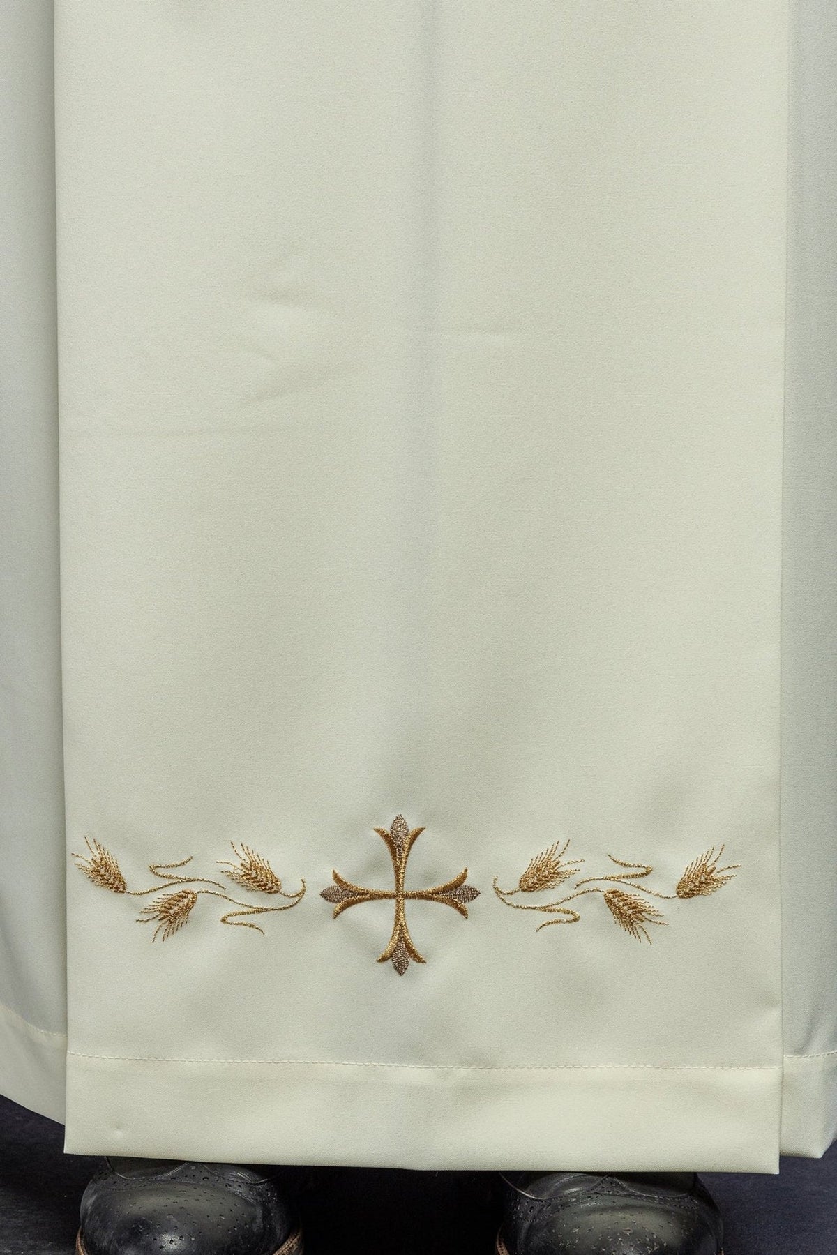 Priestergewand Ecru, Nahaufnahme des unteren Saums mit Kreuz- und Ährenstickerei