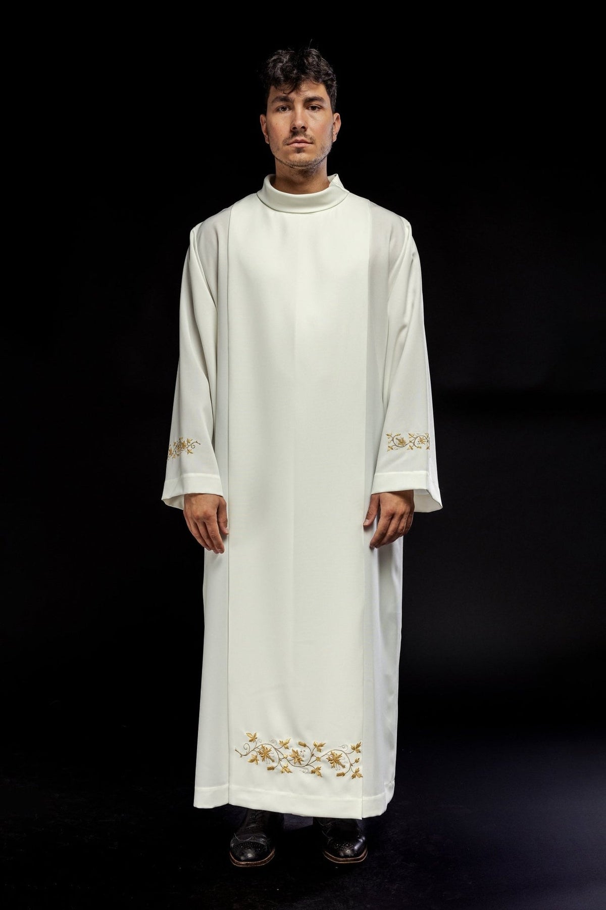 Besticktes Priestergewand mit Rollkragen Ecru, frontal getragen, mit goldener Blumenstickerei an Ärmeln und Saum