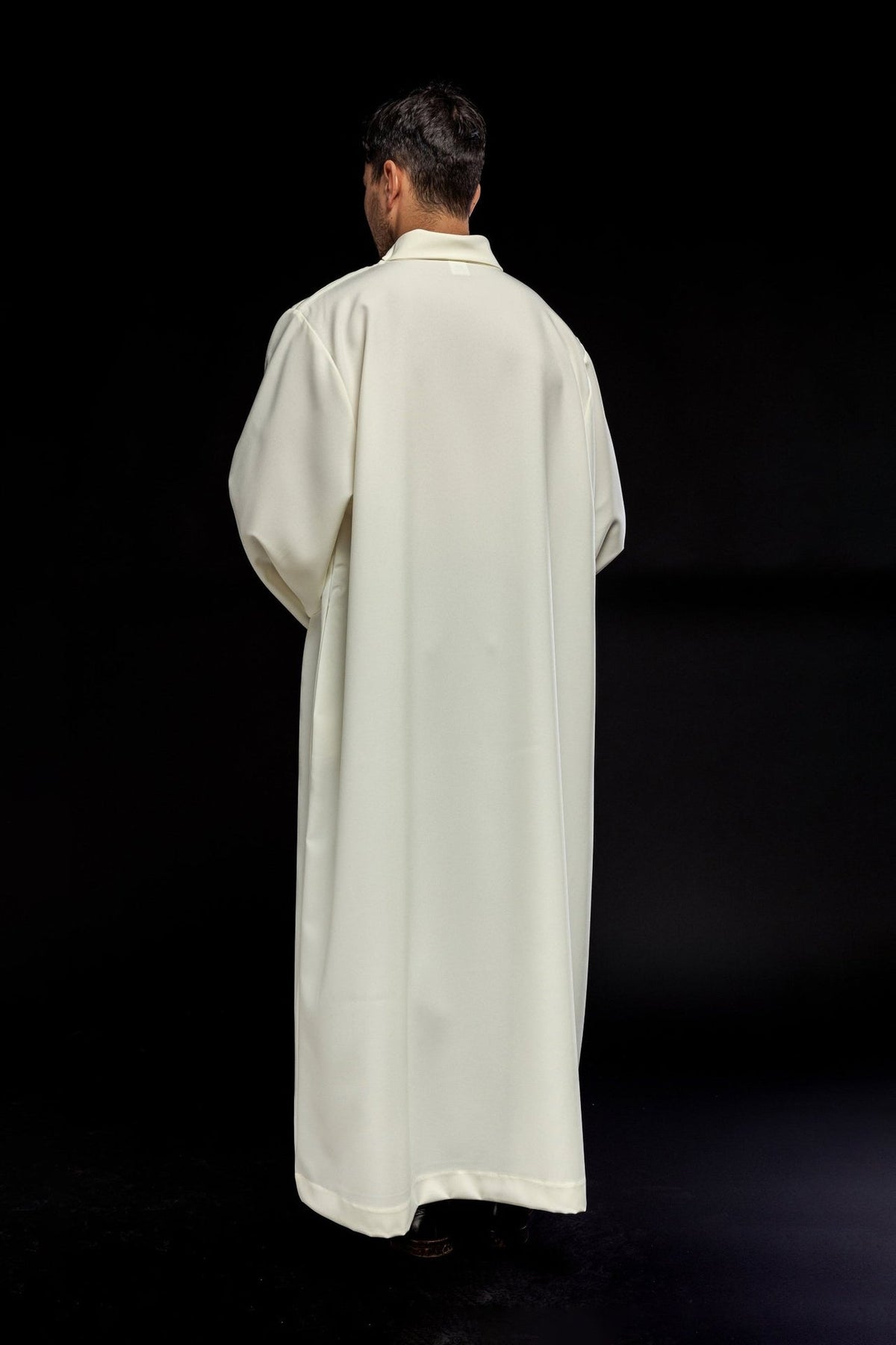 Priestergewand in Ecru, vollständige Rückansicht mit langen Ärmeln