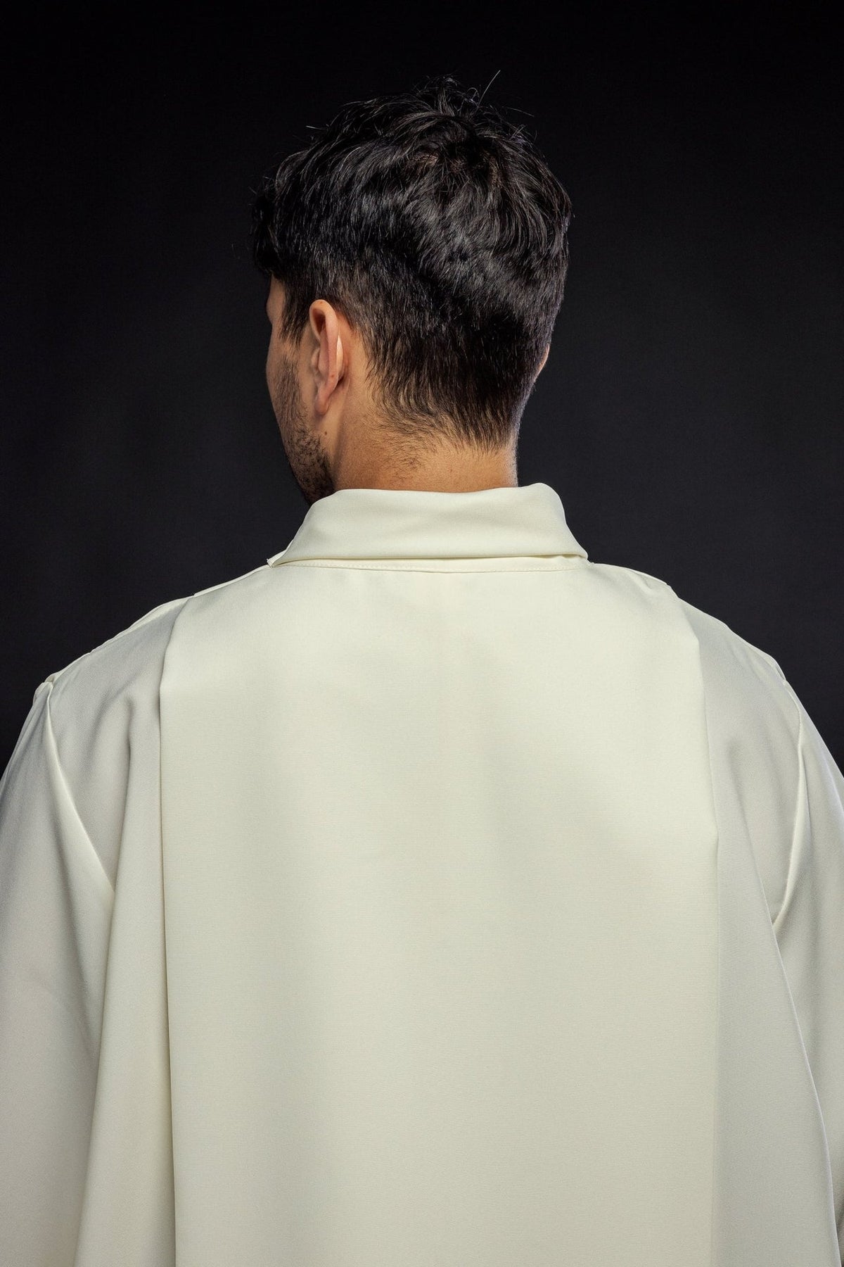 Priestergewand Ecru in Rückansicht mit Rollkragen