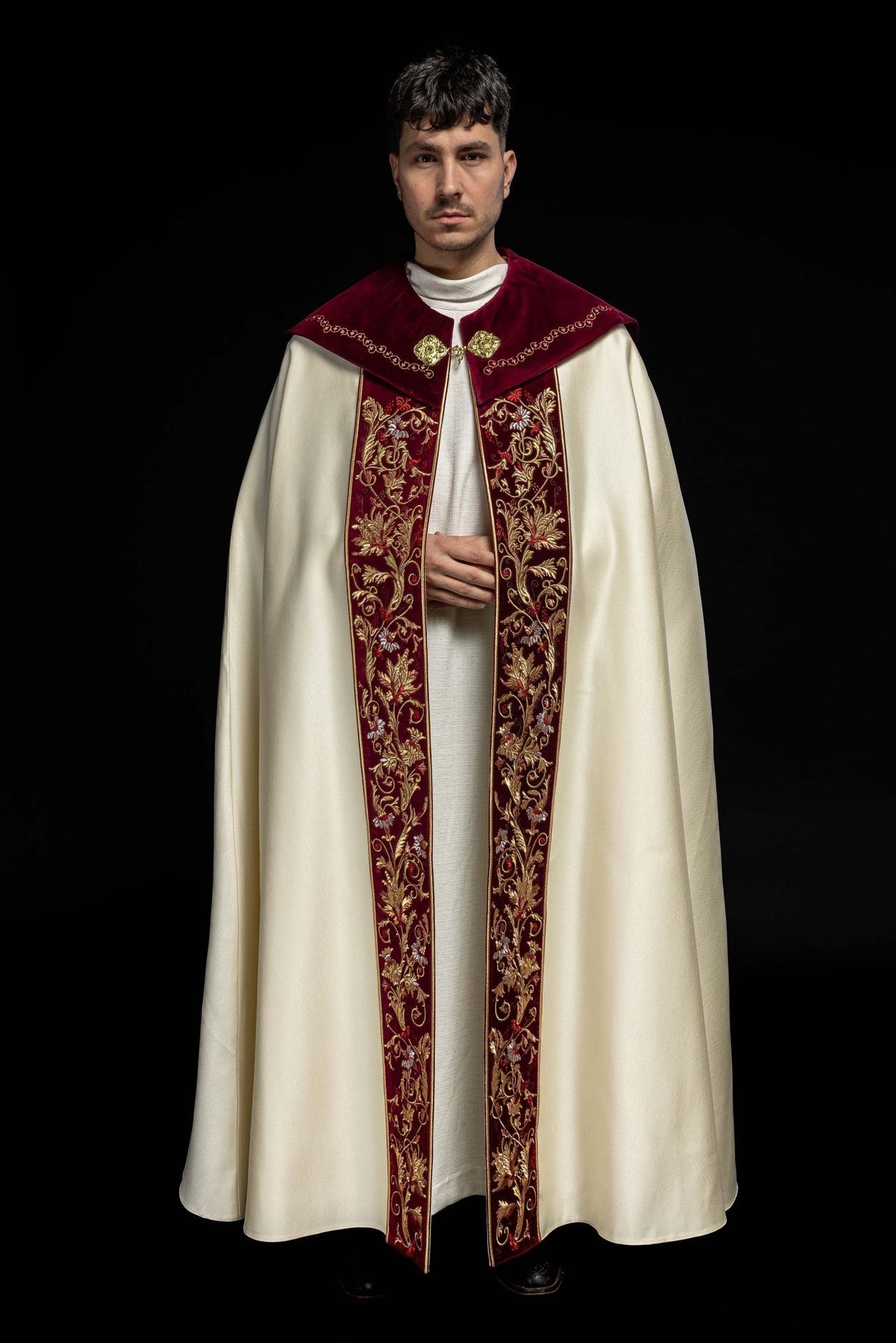 Kapa haftowana na aksamicie IHS ecru