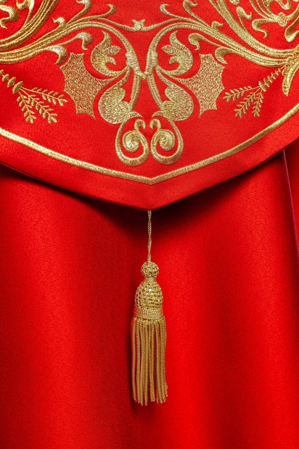 Kapa liturgiczna bogato haftowana IHS w kolorze czerwonym