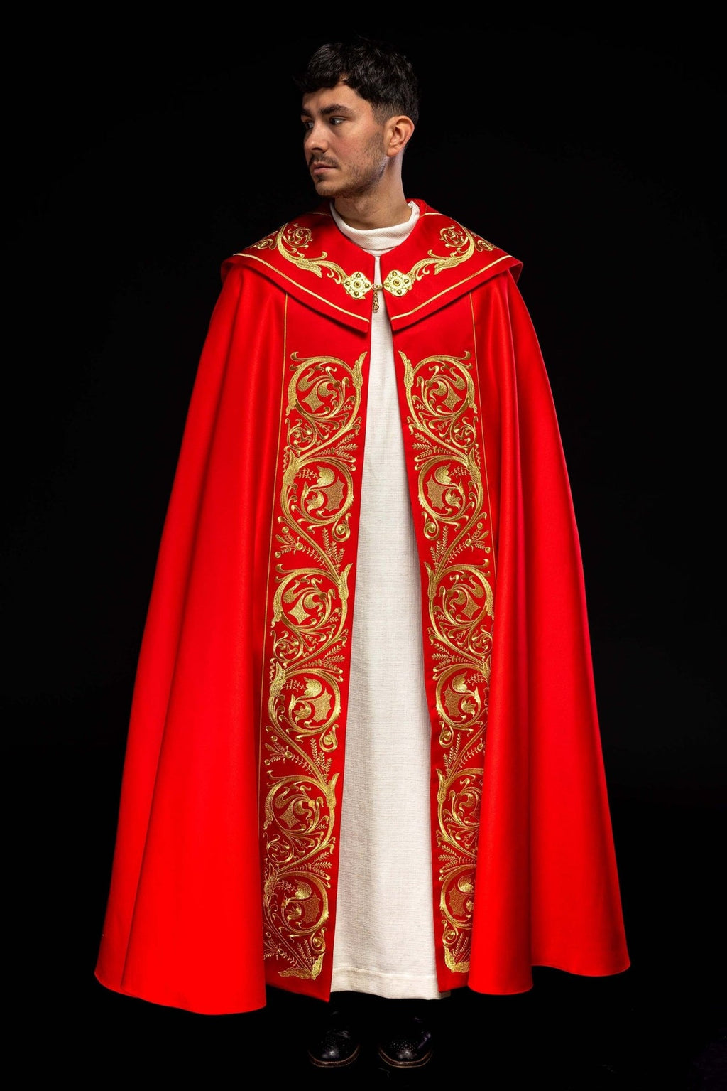 Kapa liturgiczna bogato haftowana IHS w kolorze czerwonym