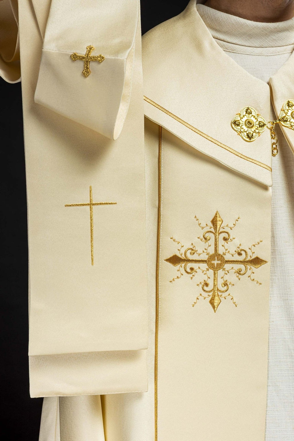 Kapa liturgiczna haftowana ecru