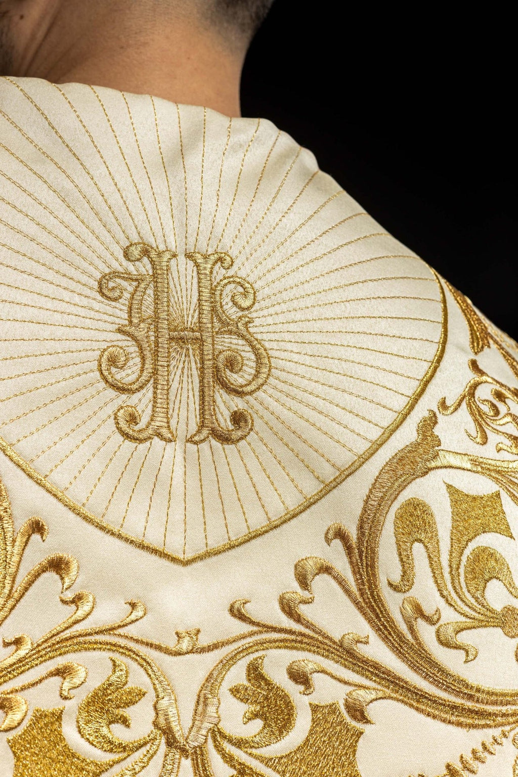 Kapa liturgiczna haftowana IHS ecru