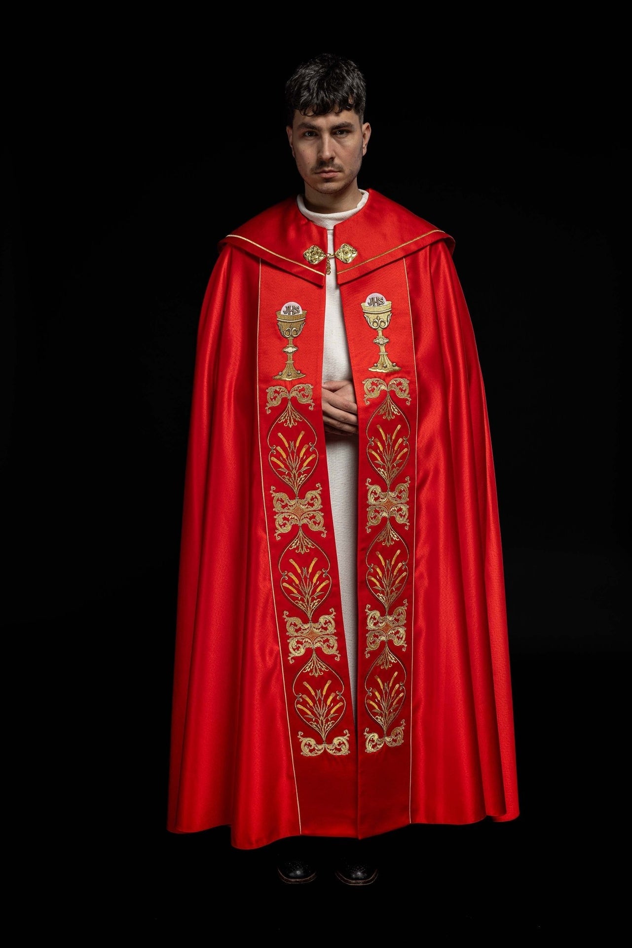 Kapa liturgiczna haftowana kielich i IHS w odcieniu czerwonym