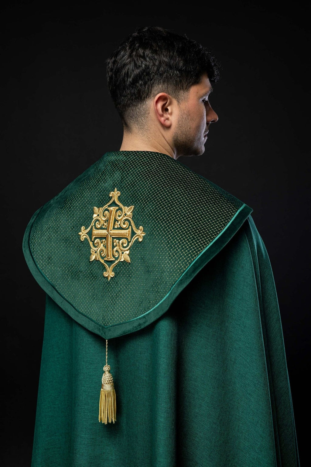 Kapa liturgiczna z aksamitnym zielonym pasem i haftem krzyży