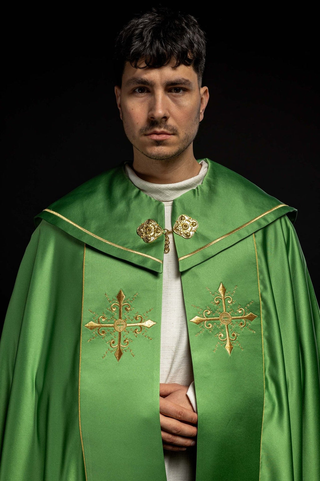 Kapa liturgiczna z szerokim haftowanym pasem w krzyże w kolorze zielonym