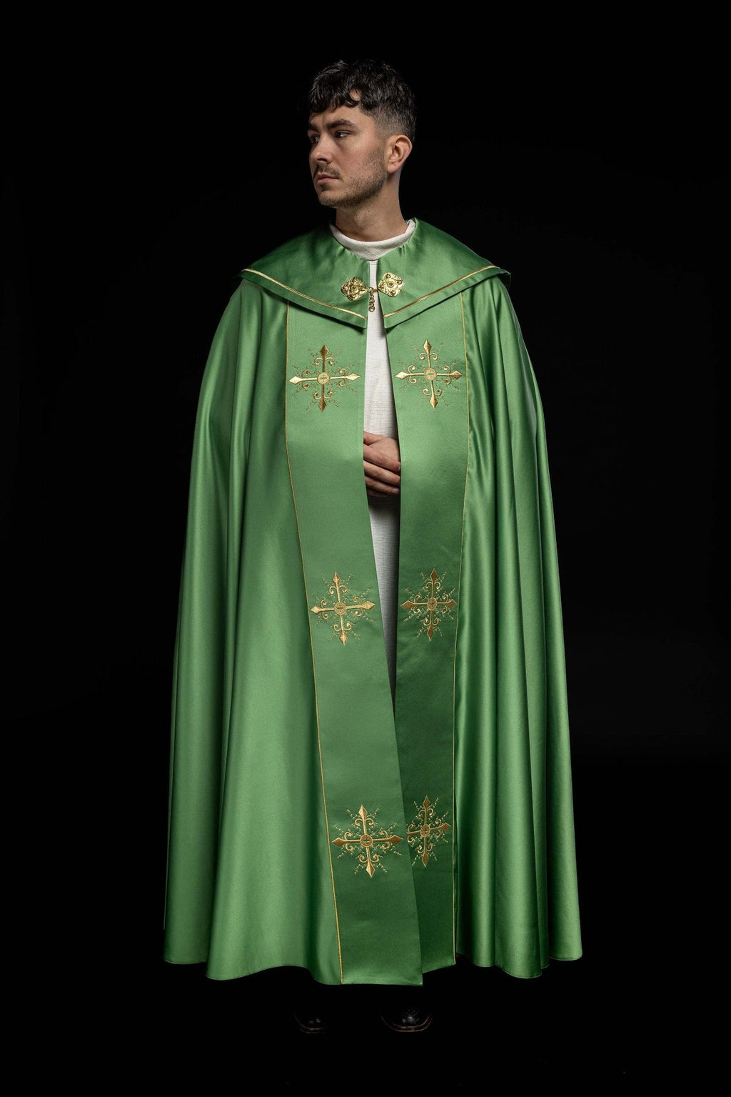 Kapa liturgiczna z szerokim haftowanym pasem w krzyże w kolorze zielonym