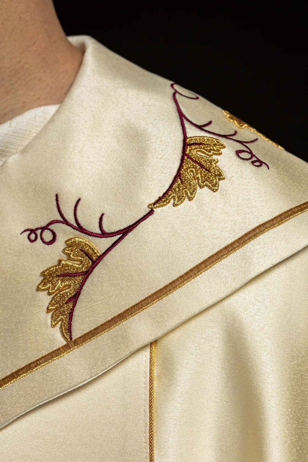 Kapa z wzorem IHS i winogronami w kolorze ecru