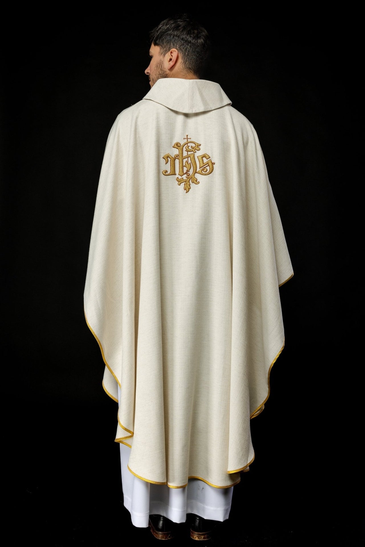 Kasel in Ecru mit dem Bild von Jesus, dem guten Hirten, und dem Lamm - MESSGEWANDER.DE
