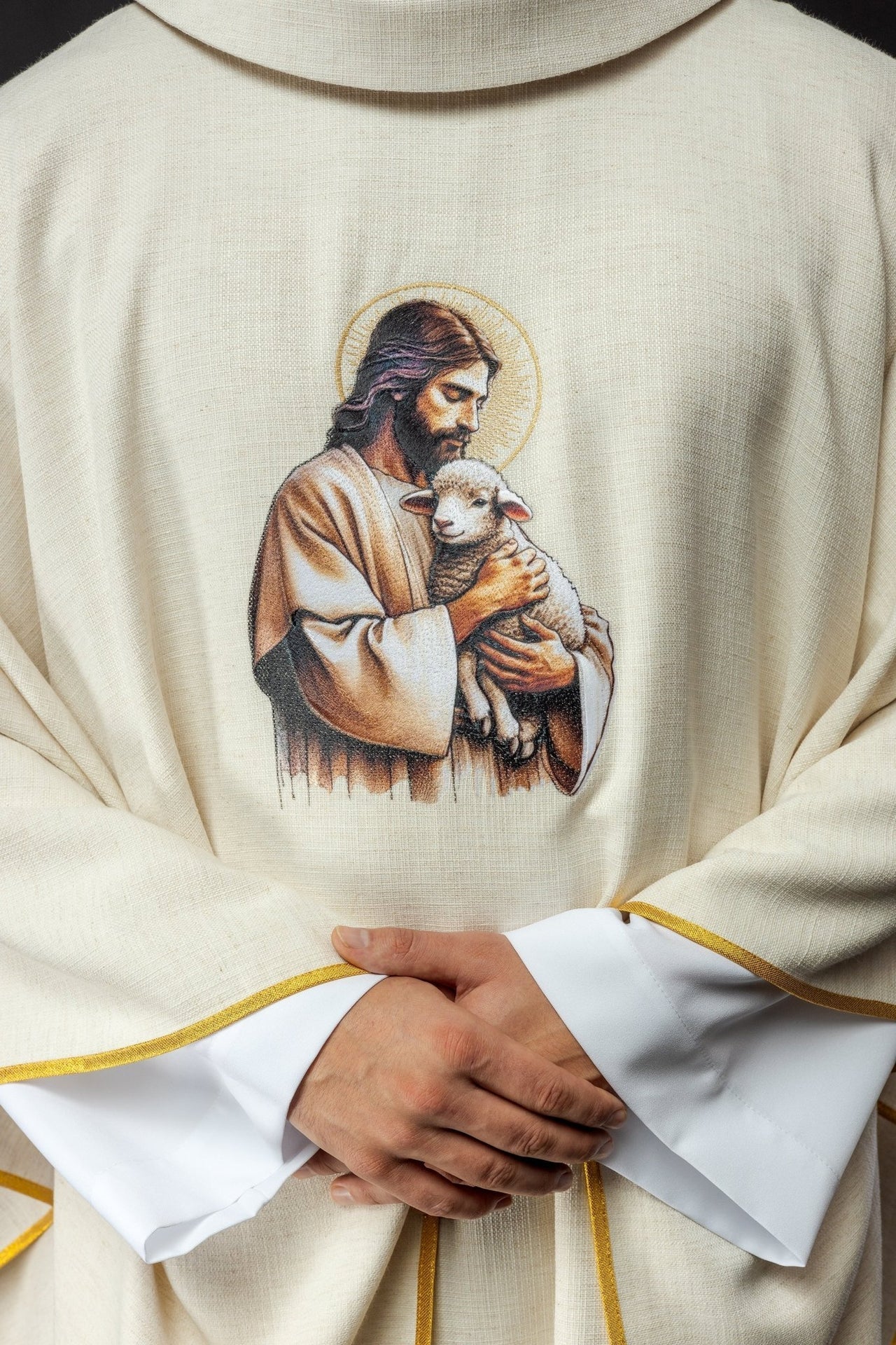 Kasel in Ecru mit dem Bild von Jesus, dem guten Hirten, und dem Lamm - MESSGEWANDER.DE