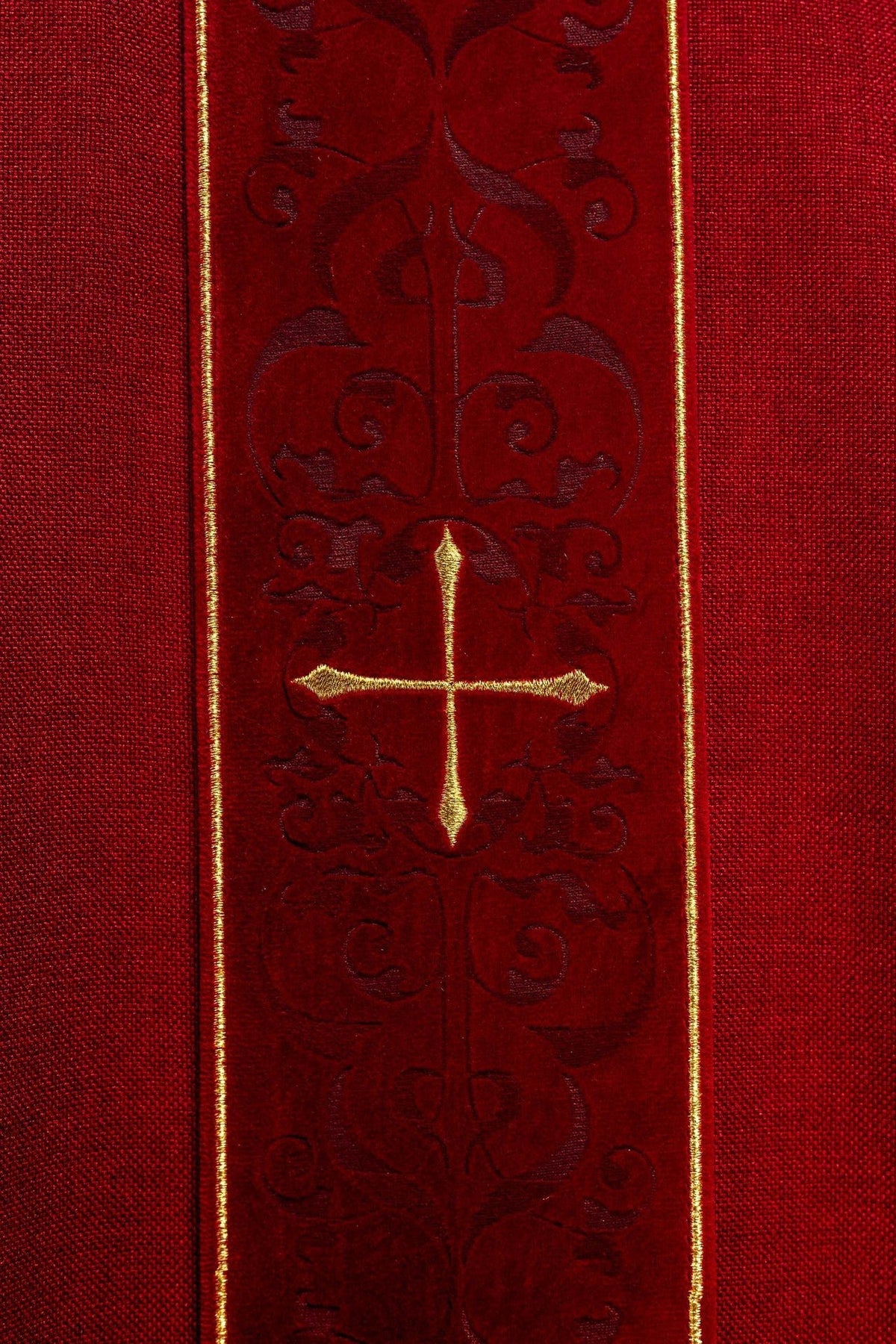 Kasel in roter Farbe mit gesticktem Kreuzband - MESSGEWANDER.DE