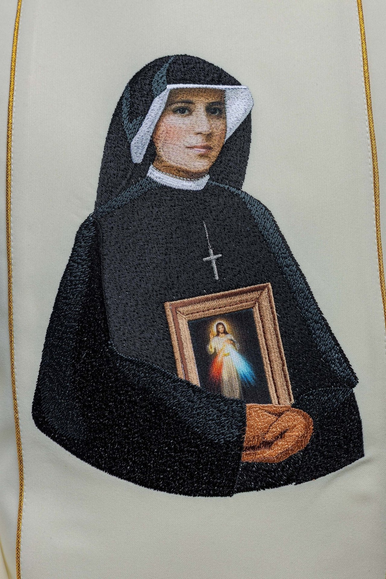 Kasel mit dem Bild der Heiligen Faustina - MESSGEWANDER.DE