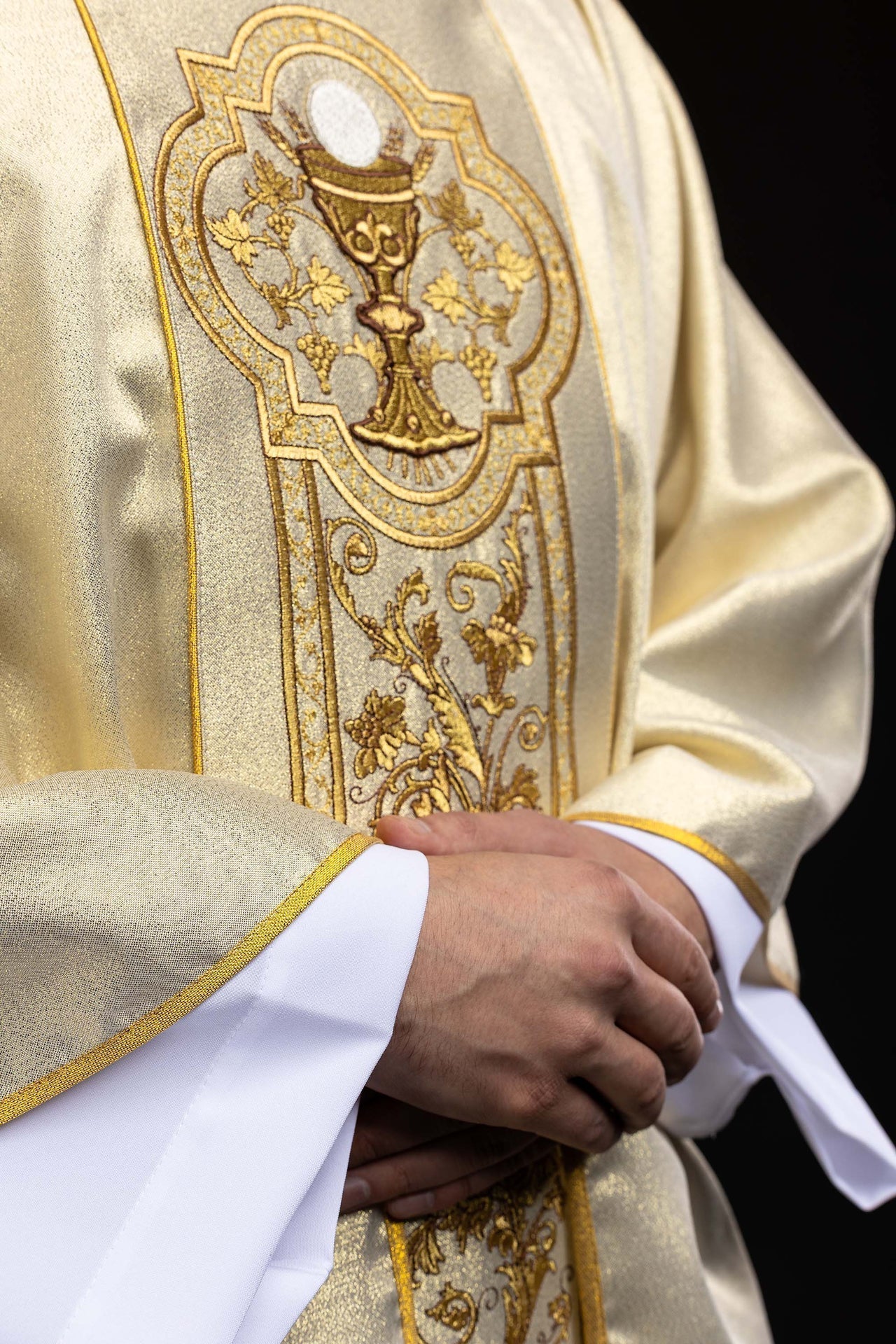 Kasel mit eucharistischer Kelchstickerei in Gold - MESSGEWANDER.DE