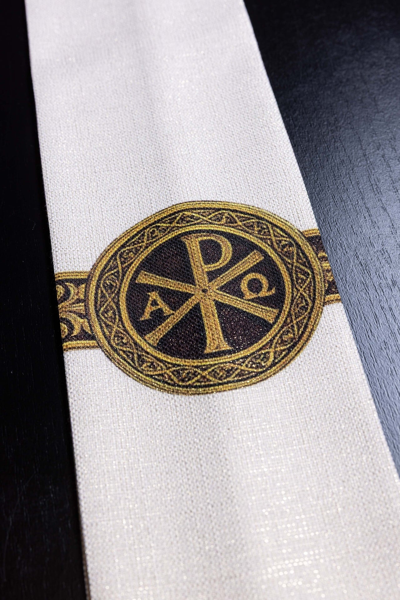 Kasel „Pax“ – Cremefarben mit reichhaltiger goldener Verzierung - MESSGEWANDER.DE